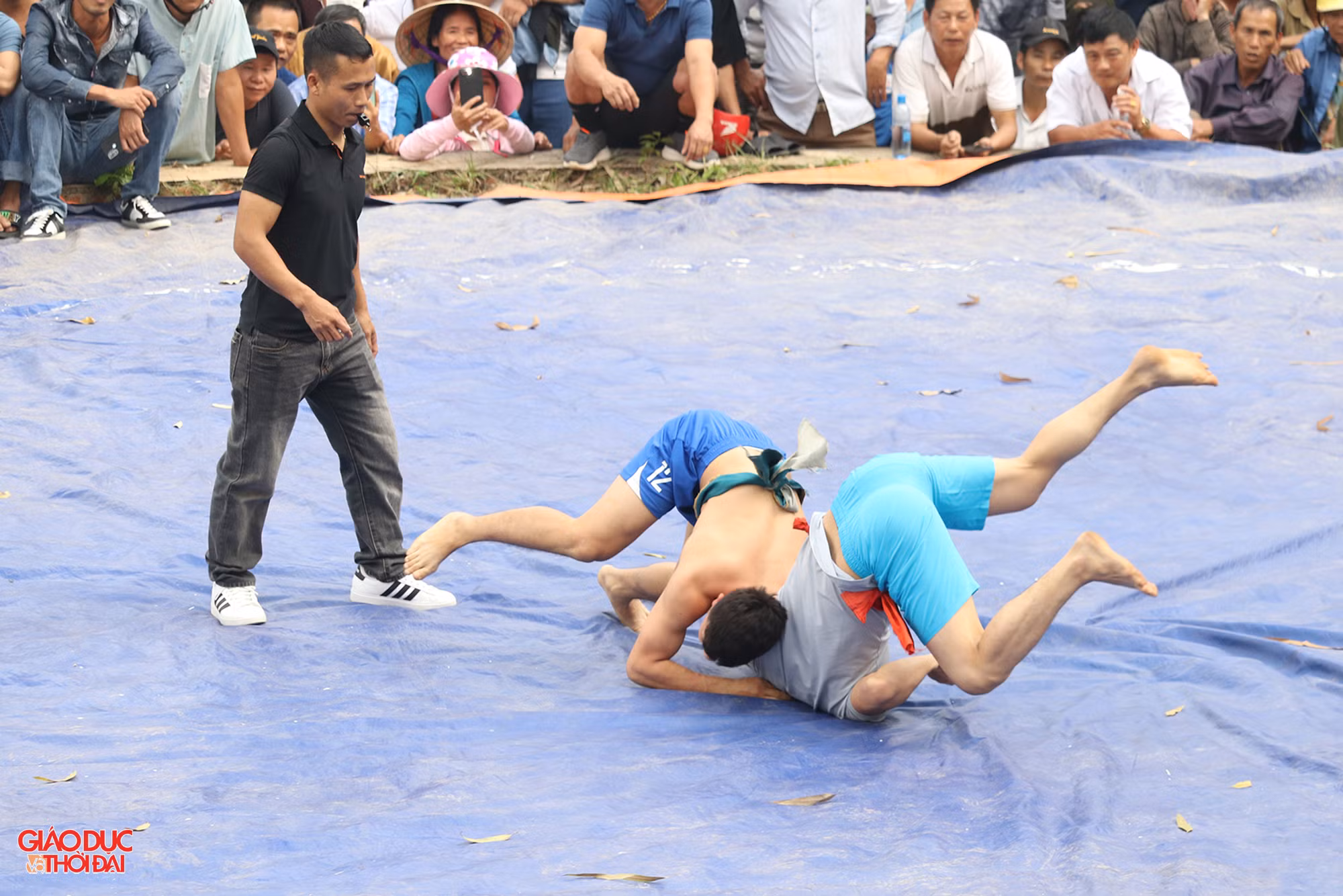 Khi tiếng trống hội vang lên, những đô vật thoắt lùi, thoắt tiến, cố gắng tìm sơ hở để quật ngã đối phương. (Ảnh: Phạm Tâm)