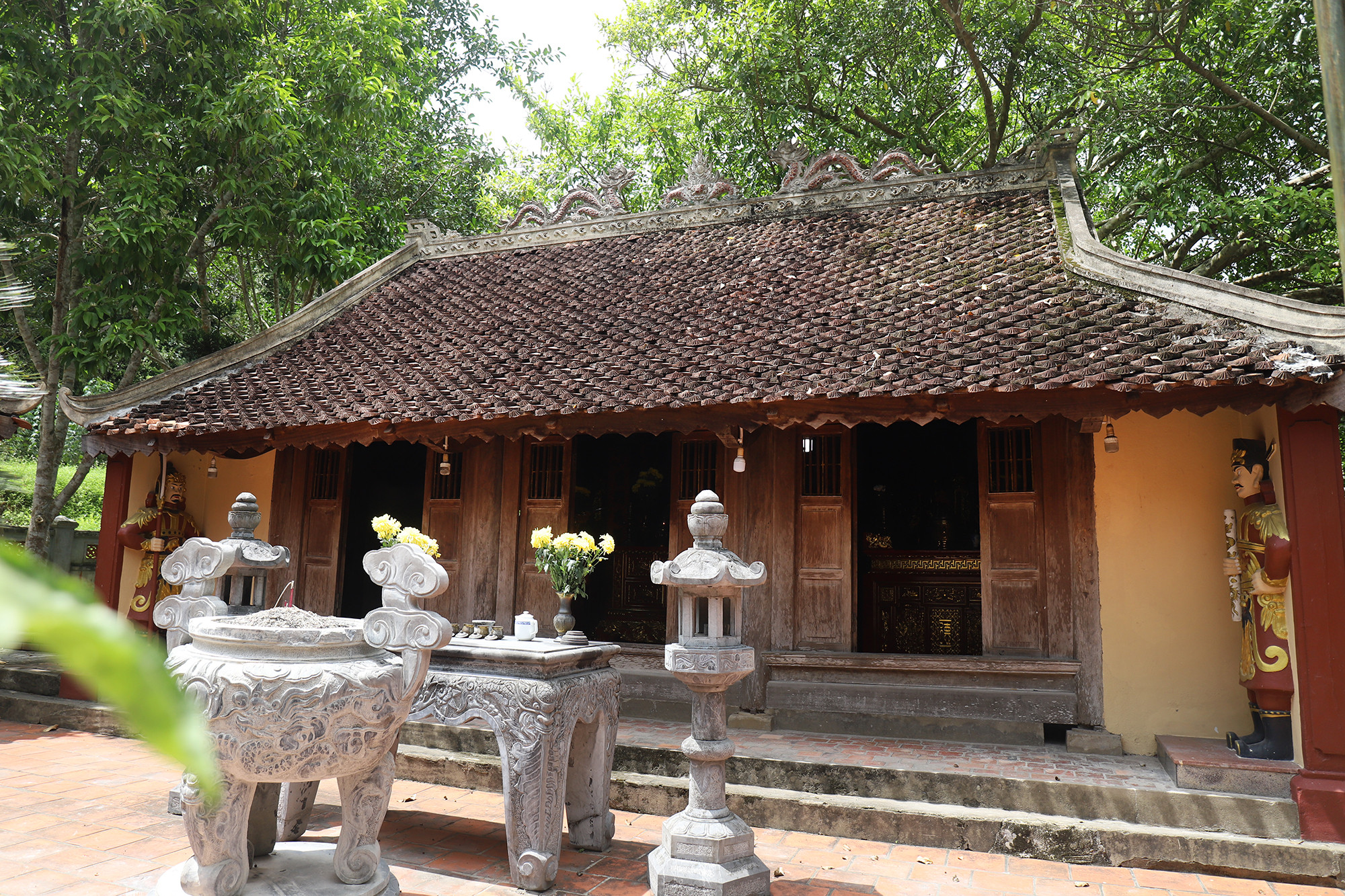 Ngoài đền và khu lăng mộ vua Mai Hắc Đế, cụm di tích còn có đền thờ Mai Thánh Mẫu (thân mẫu vua Mai) đặt trên cồn Chèn, tại xã Nam Thái, huyện Nam Đàn. (Ảnh: Phạm Tâm). Ngoài đền và khu lăng mộ vua Mai Hắc Đế, cụm di tích còn có đền thờ Mai Thánh Mẫu (thân mẫu vua Mai) đặt trên cồn Chèn, tại xã Nam Thái, huyện Nam Đàn. (Ảnh: Phạm Tâm).
