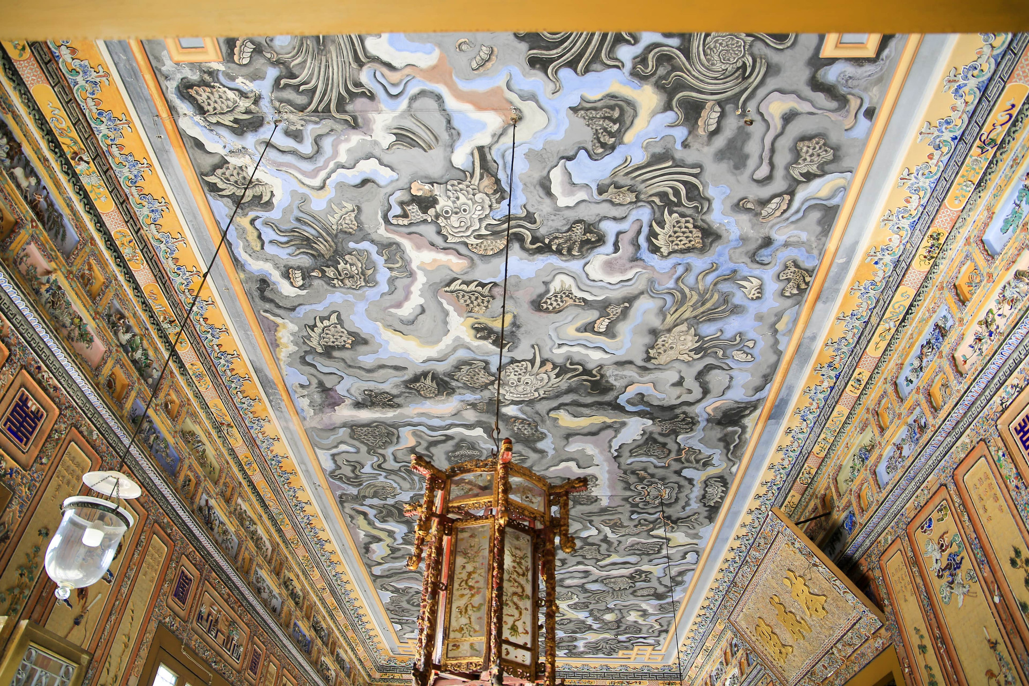 Ngoài ra còn có bức tranh “Cửu long ẩn vân” do nghệ nhân Phan Văn Tánh vẽ bằng chân.