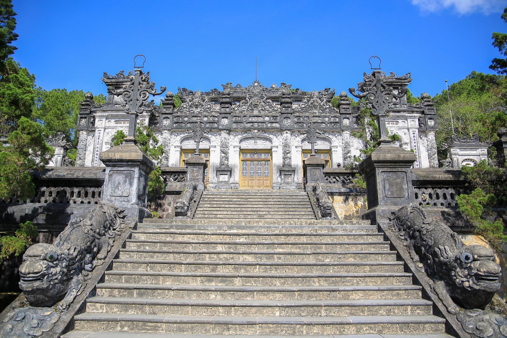 Cung Thiên Định ở vị trí cao nhất và là kiến trúc chính của Lăng. Công trình được xây dựng và thiết kế tinh xảo gồm 5 phần liền nhau.