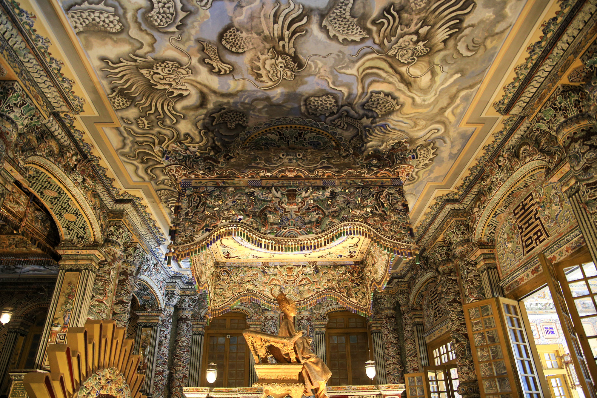 Đây được xem là bức bích họa lớn vào bậc nhất Việt Nam được trang trí trên trần của 3 gian trong cung Thiên Định.