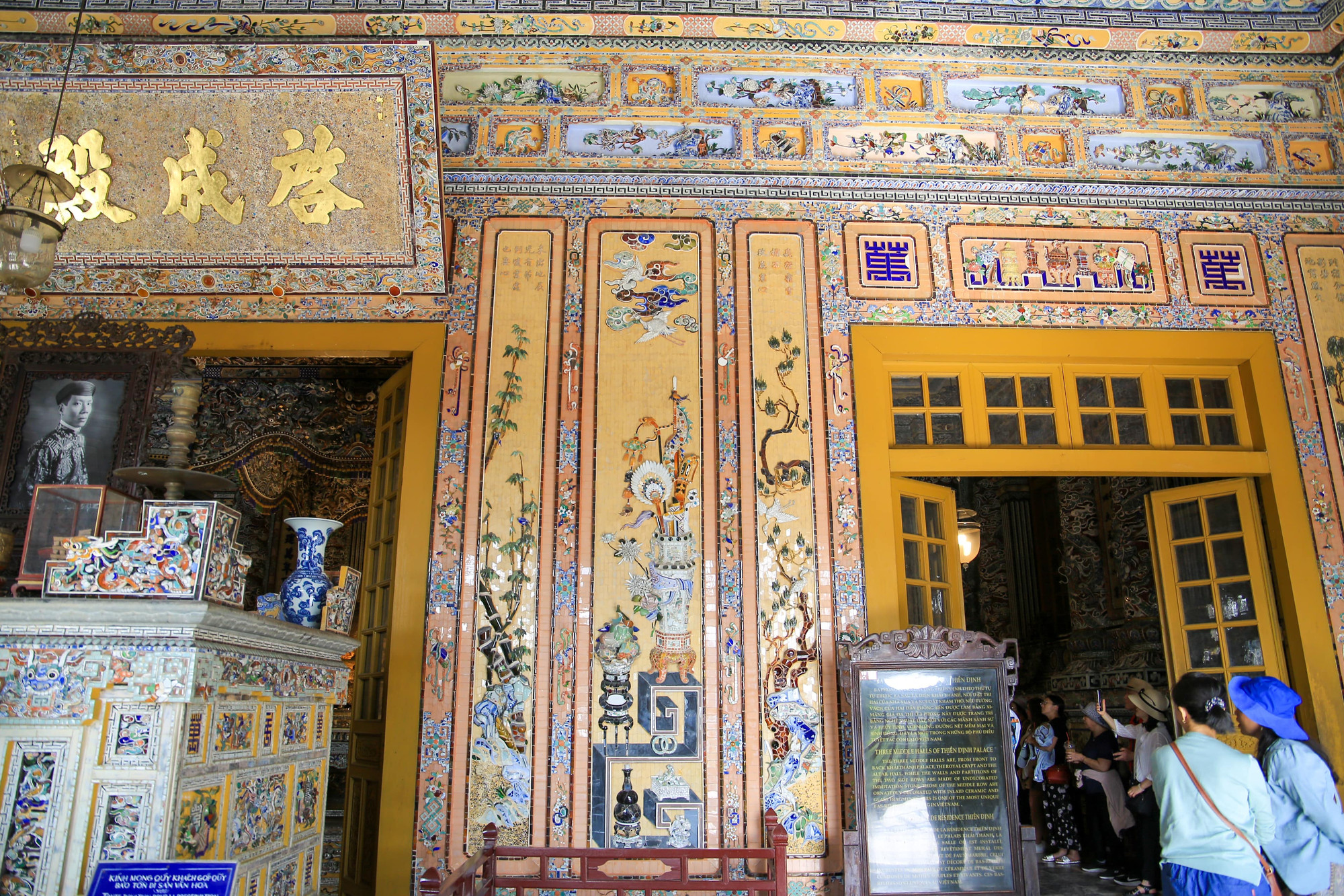 Toàn bộ nội thất trong cung đều được trang trí bằng mảnh ghép sành sứ và thủy tinh.