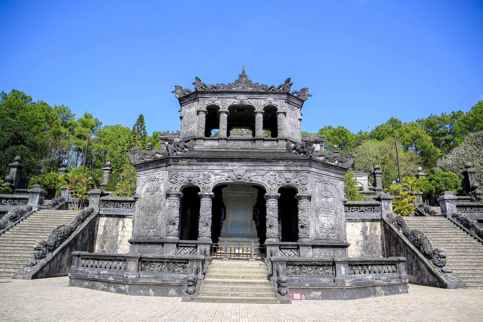 Khải Định cho người sang Pháp, Trung Quốc, Nhật Bản mua sắt, thép, xi măng, đồ sứ, thủy tinh màu... Lăng có diện tích nhỏ (117m x 48,5m) nhưng rất công phu và mất nhiều thời gian hoàn thiện.