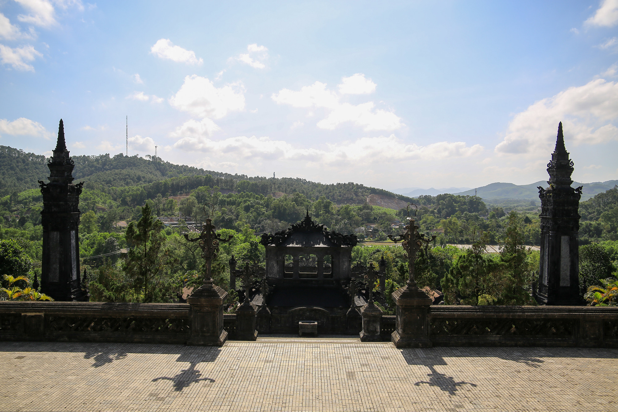 Lăng có sự kết hợp của nhiều trường phái kiến trúc trên những công trình như: Trụ cổng hình tháp (ảnh hưởng từ kiến trúc Ấn Độ); trụ biểu dạng phù đồ của Phật giáo; nhà bia với những hàng cột bát giác và vòm cửa theo lối Roman...