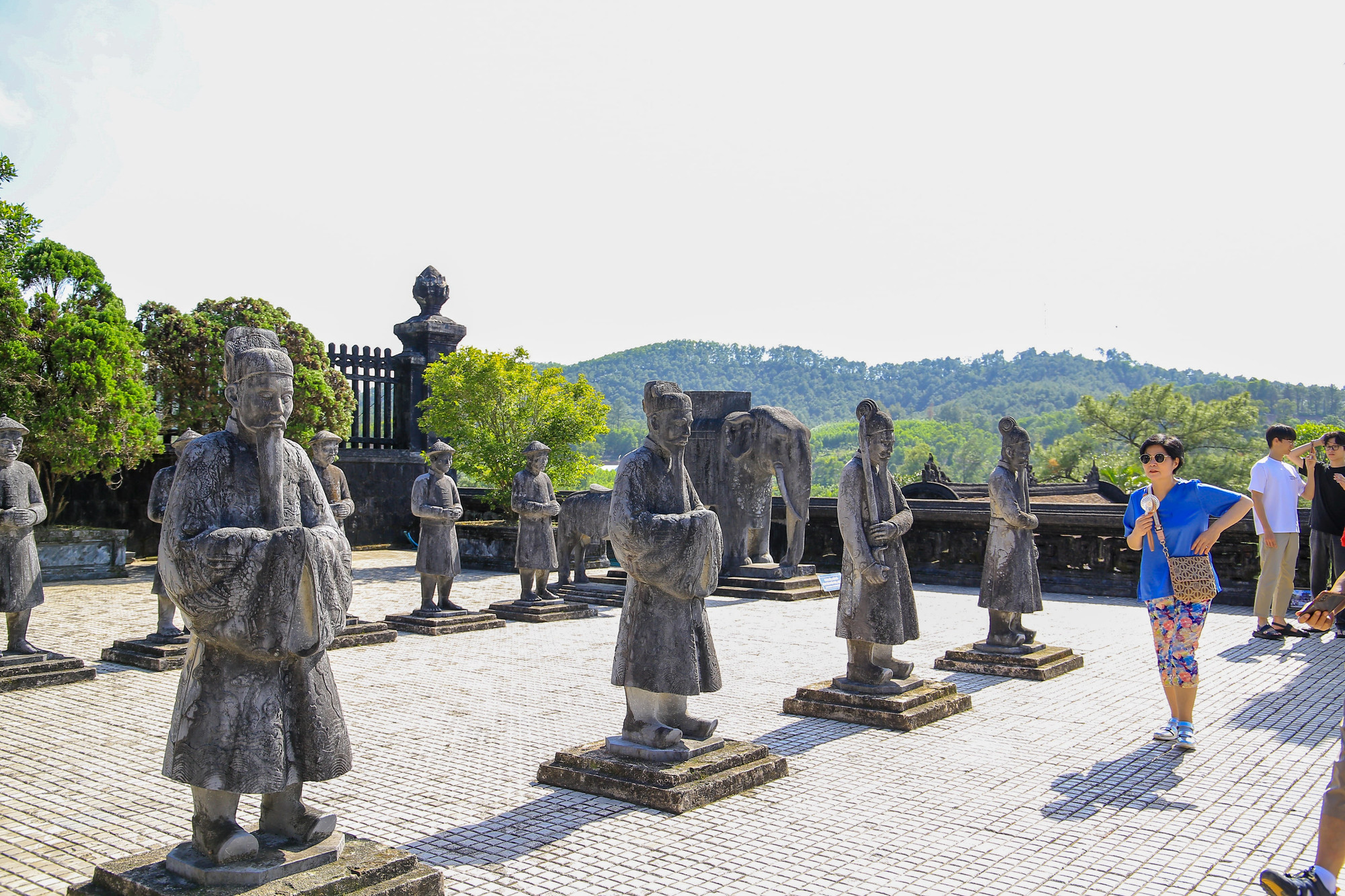 Để xây dựng lăng, Khải Định đã tham khảo nhiều ý kiến của thầy địa lý, tìm vùng đất phong thủy và ông đã chọn núi Châu Chữ (nay thuộc xã Thủy Bằng, TP Huế) để xây lăng mộ.