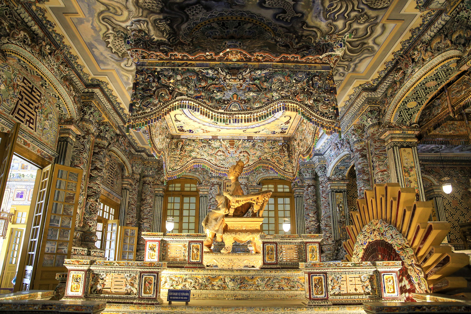 Chính giữa là Bửu tán nặng gần 1 tấn được thiết kế và trang trí tỉ mỉ từng chi tiết, pho tượng Đồng nhà vua được đúc tại Pháp và phần mộ ở phía dưới; trong cùng là khám thờ bài vị của vua.