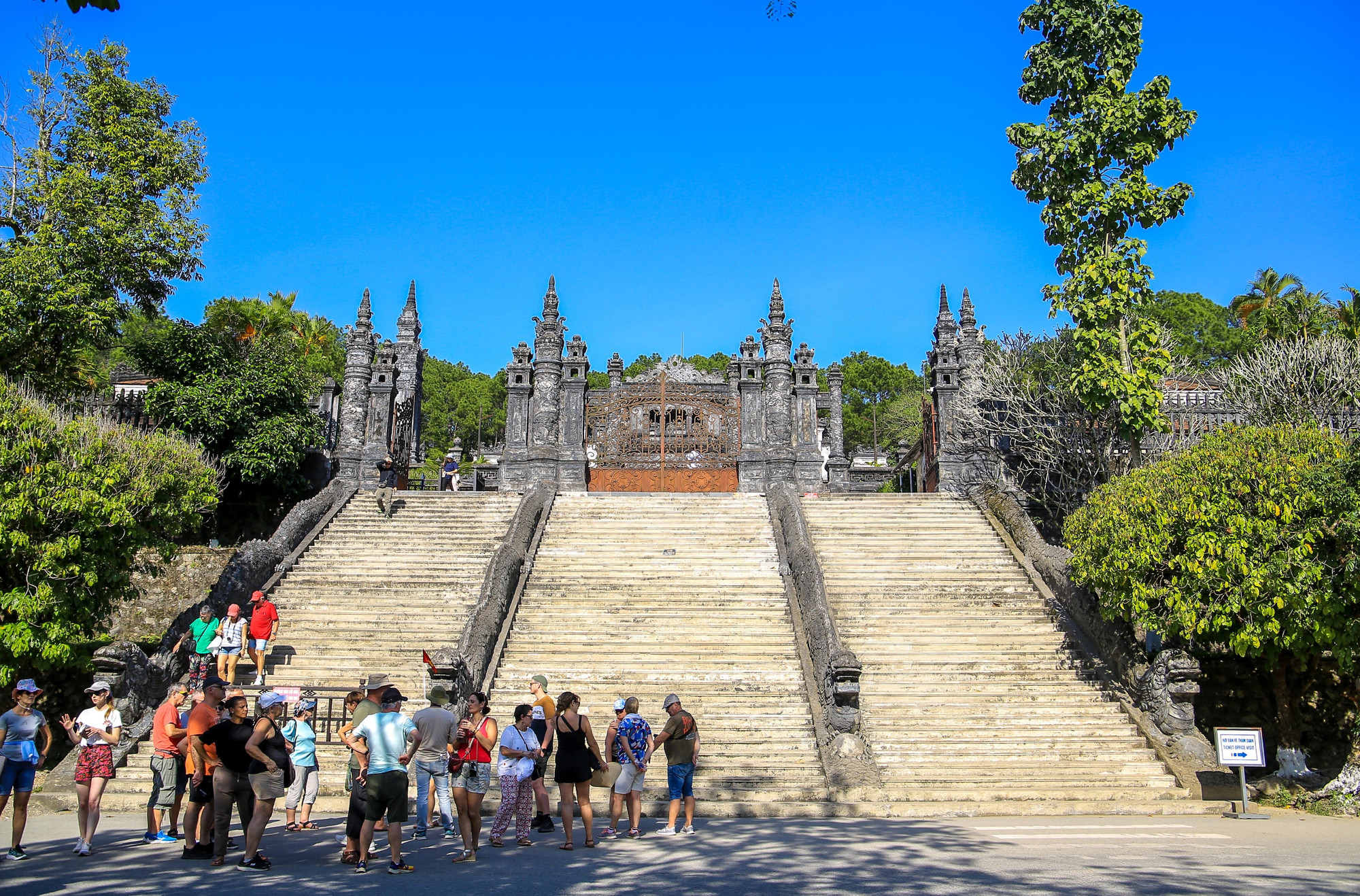Khải Định (1885 – 1925) là vị vua thứ 12 của triều Nguyễn. Sau khi lên ngôi năm 1916, ông đã cho xây dựng nhiều cung điện, dinh thự như điện Kiến Trung, cung An Định, cửa Hiển Nhơn, cửa Chương Đức,... và đặc biệt lăng tẩm dành cho mình, gọi là Ứng Lăng.