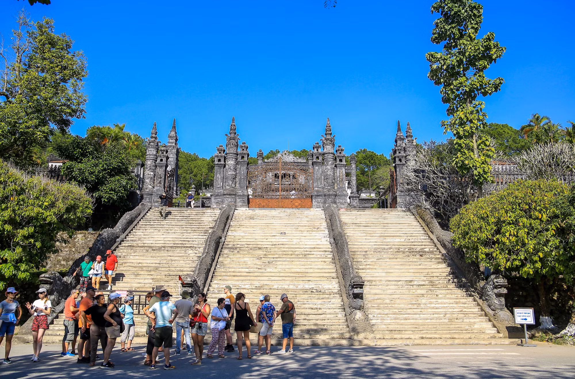 Khải Định (1885 – 1925) là vị vua thứ 12 của triều Nguyễn. Sau khi lên ngôi năm 1916, ông đã cho xây dựng nhiều cung điện, dinh thự như điện Kiến Trung, cung An Định, cửa Hiển Nhơn, cửa Chương Đức,... và đặc biệt lăng tẩm dành cho mình, gọi là Ứng Lăng.