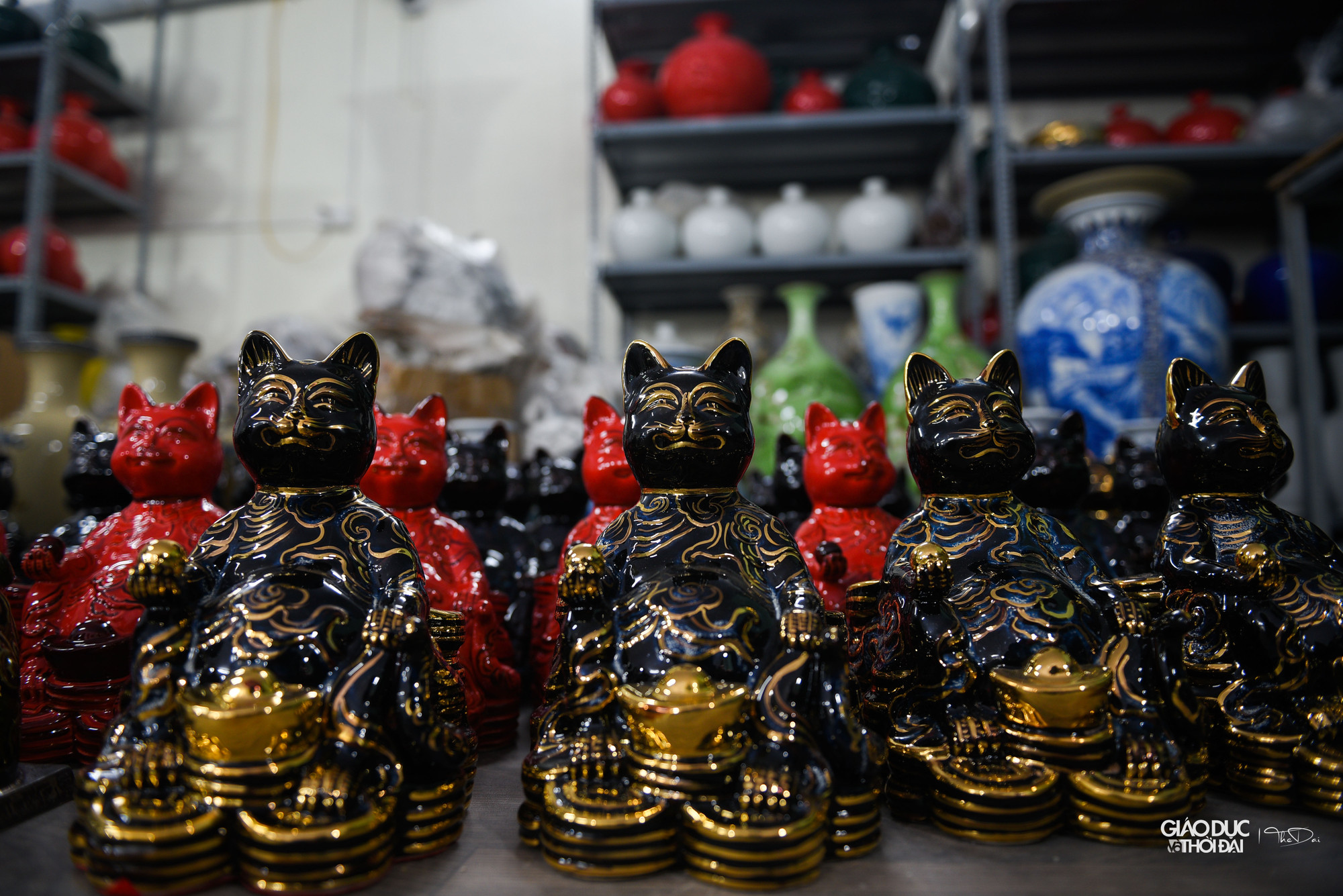 Sau khi nung những chú mèo sẽ có màu sắc riêng, và được chuyển đến xưởng để vẽ vàng nước.