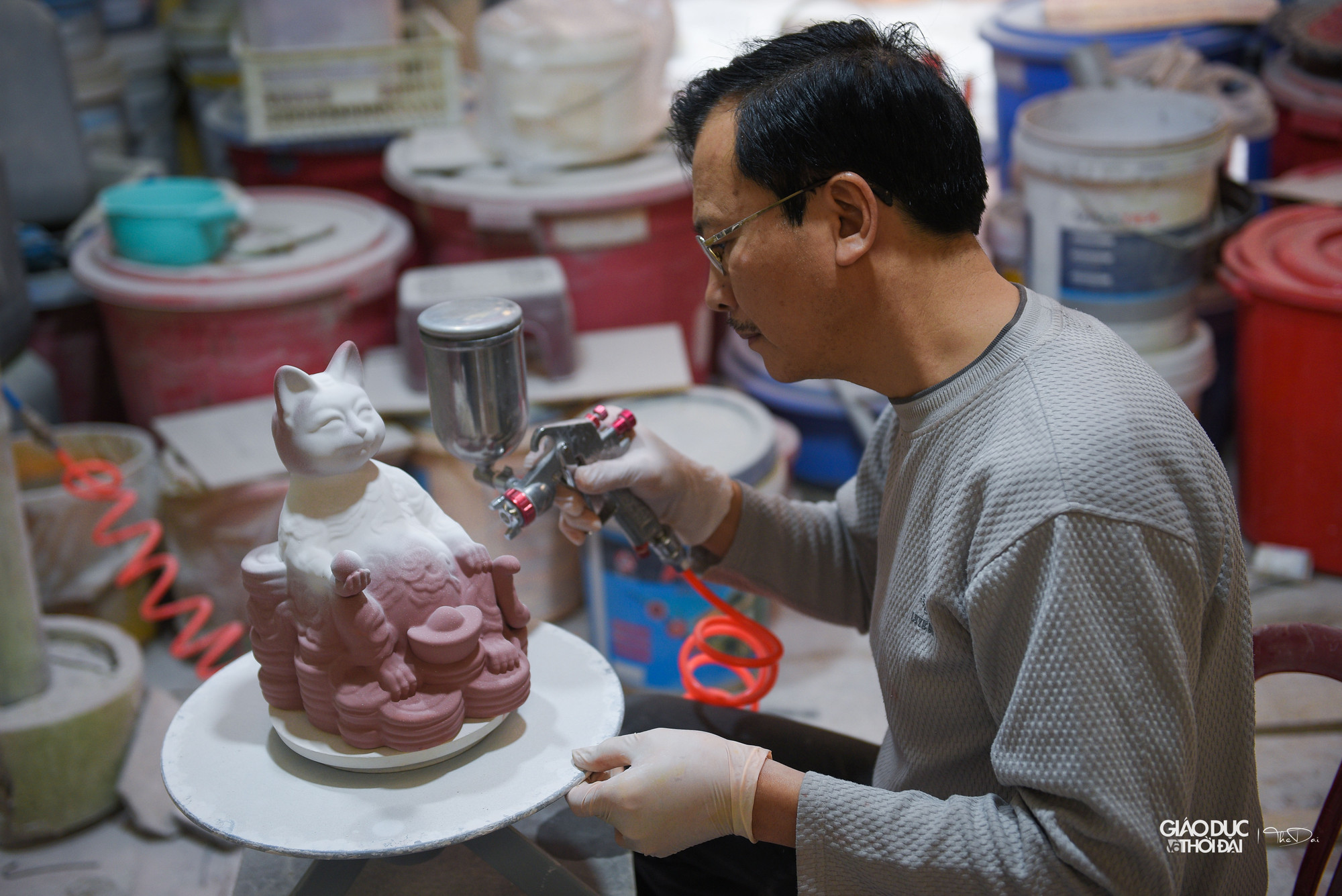 Toàn bộ sản phẩm sẽ được phủ men, sau đó sẽ được xếp vào lò nung.