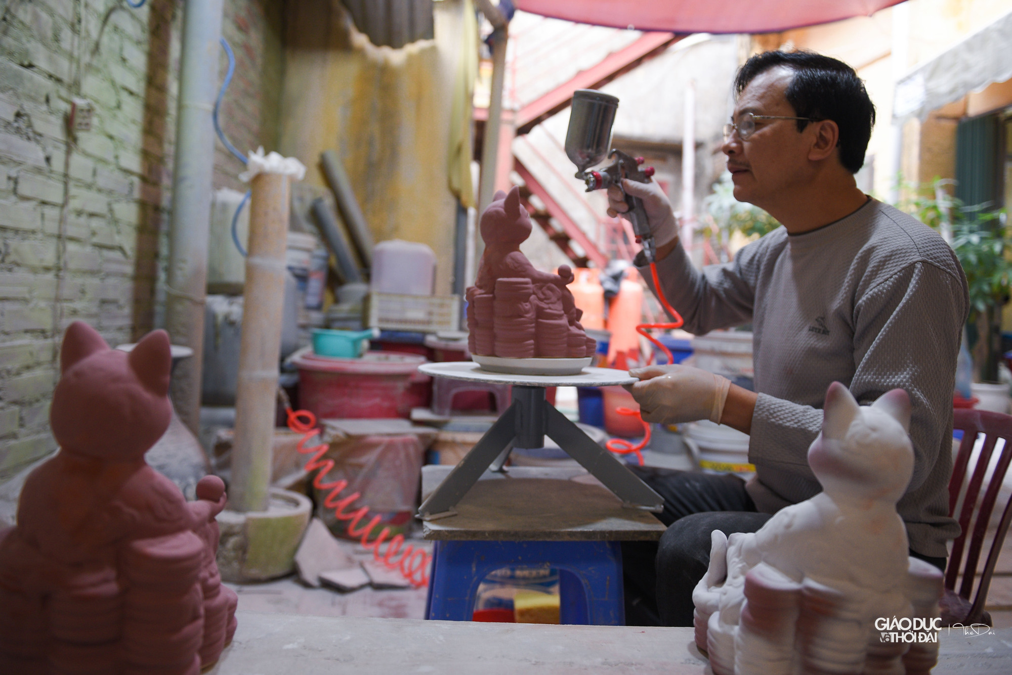 Nghệ nhân Vương Thế Cường (làng gốm Bát Tràng) người trực tiếp chế tác những sản phẩm gốm sứ đặc biệt.