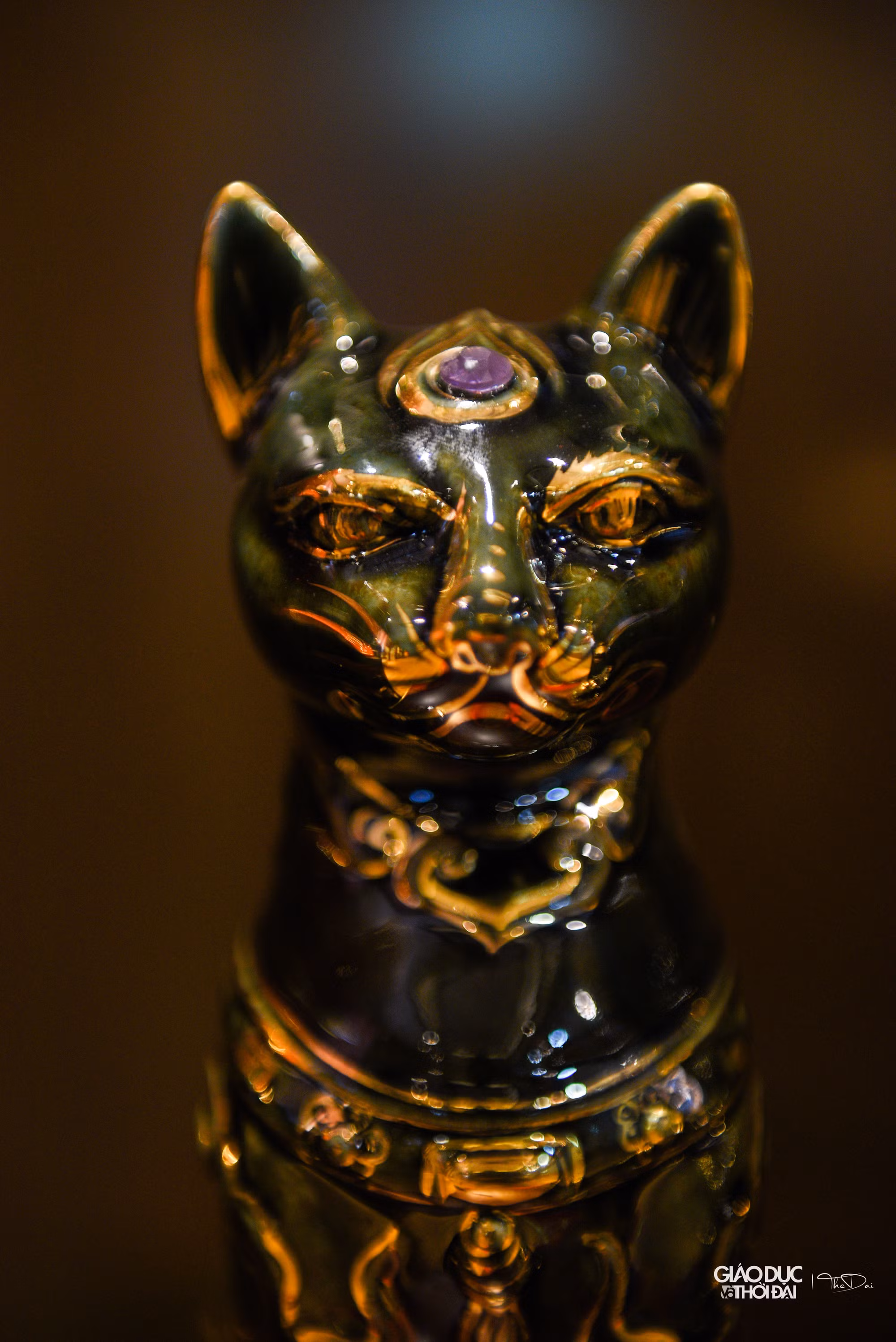 “Toàn bộ sản phẩm được làm bằng gốm cao cấp, vẽ vàng 24K, một số sản phẩm còn được đính đá quý. Giá bán là 3,5 triệu đồng”.