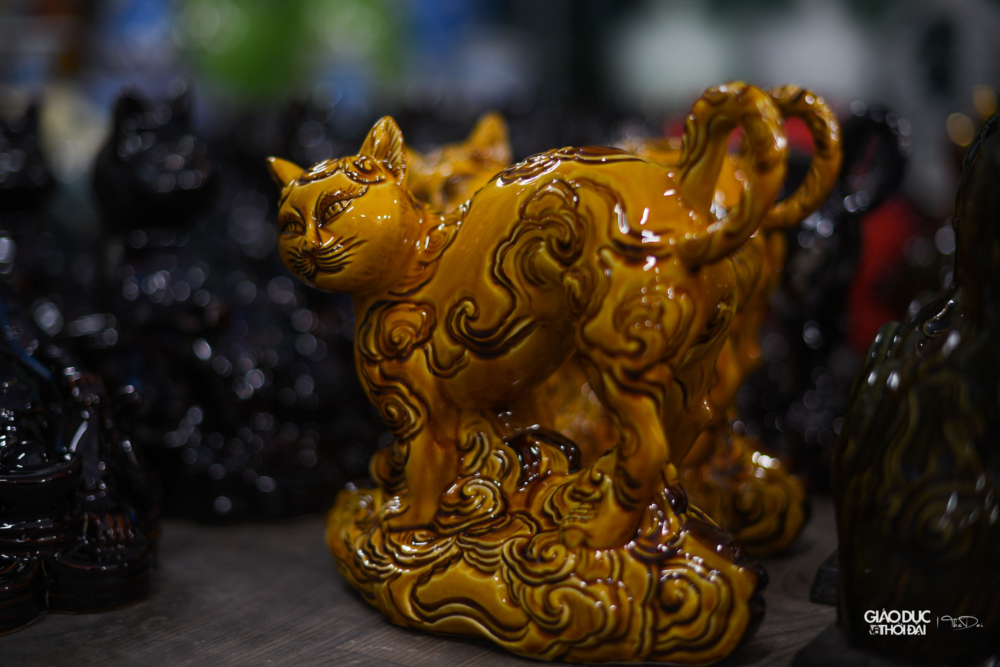 Sau khi nung những chú mèo sẽ có màu sắc riêng, và được chuyển đến xưởng để vẽ vàng nước.