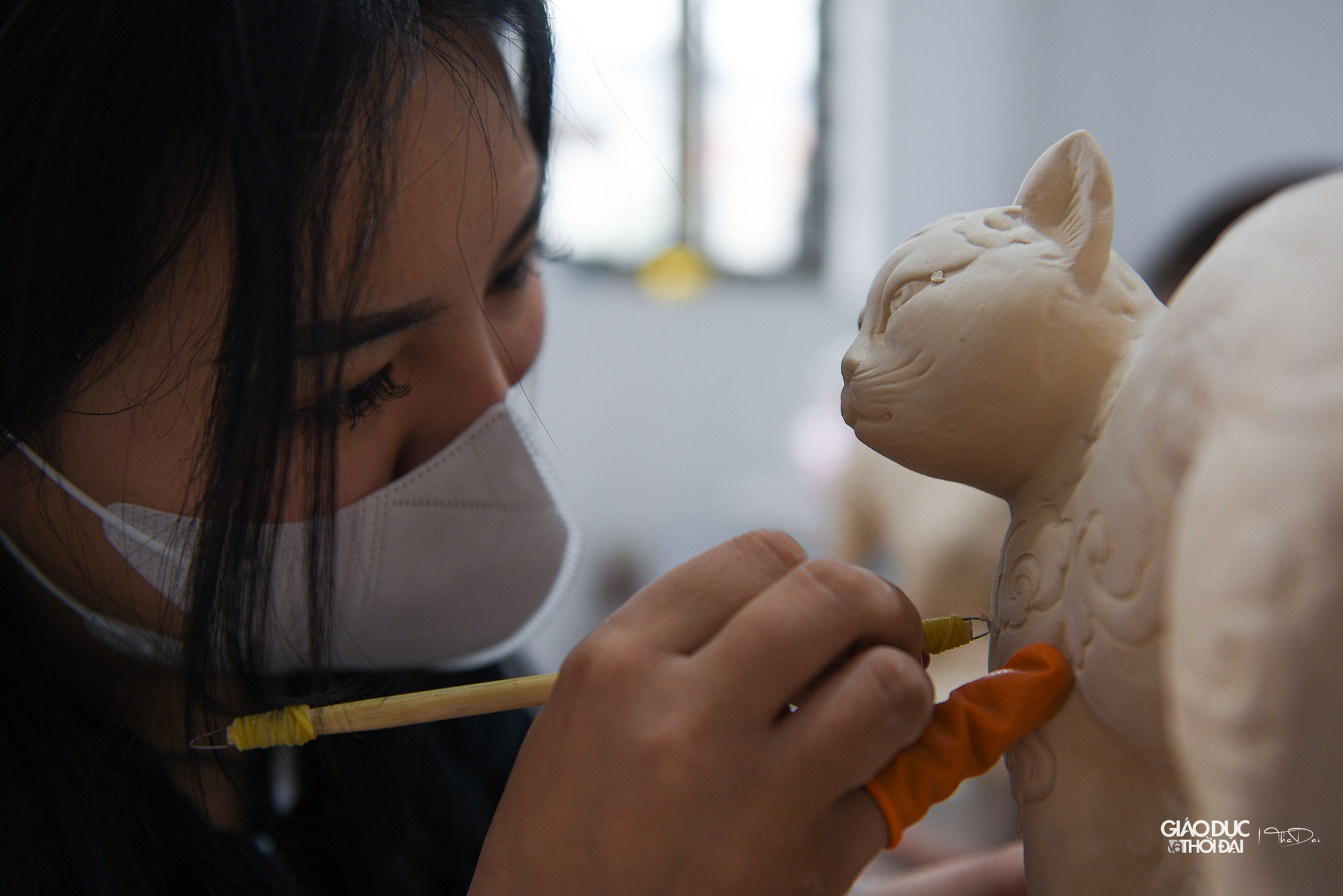 Sau khi hoàn thành những công đoạn đầu tiên, những chú mèo sẽ được gạn lại những chi tiết cho sản phẩm được rõ nét.