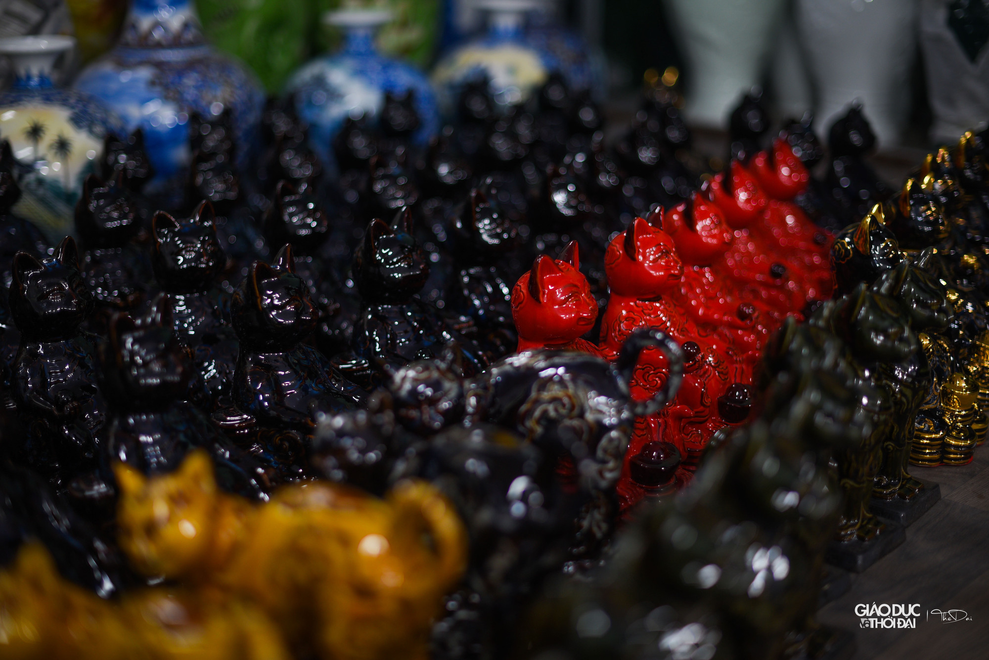 Sau khi nung những chú mèo sẽ có màu sắc riêng, và được chuyển đến xưởng để vẽ vàng nước.