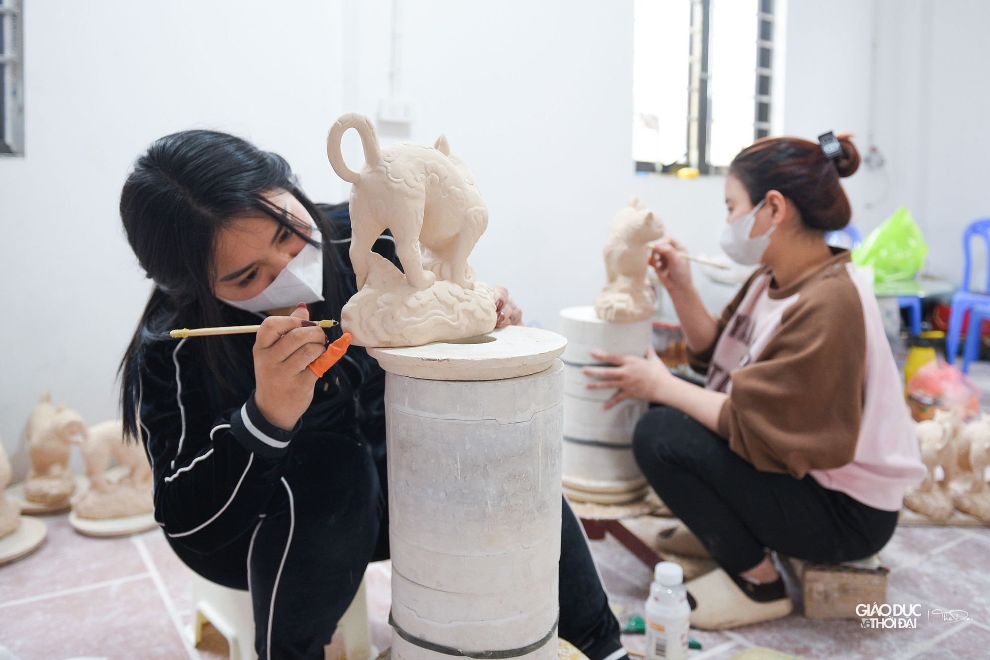 Chị Loan (làng nghề gốm Bát Tràng) cho biết: gạn chi tiết cần sự kiên trì, tỷ mỉ, những chi tiết trên sản phẩm rất nhỏ.