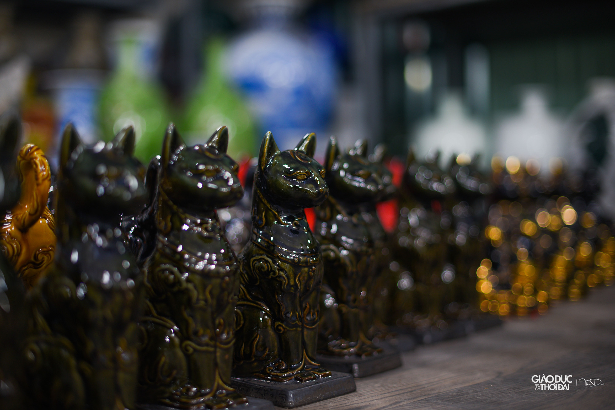 Sau khi nung những chú mèo sẽ có màu sắc riêng, và được chuyển đến xưởng để vẽ vàng nước.