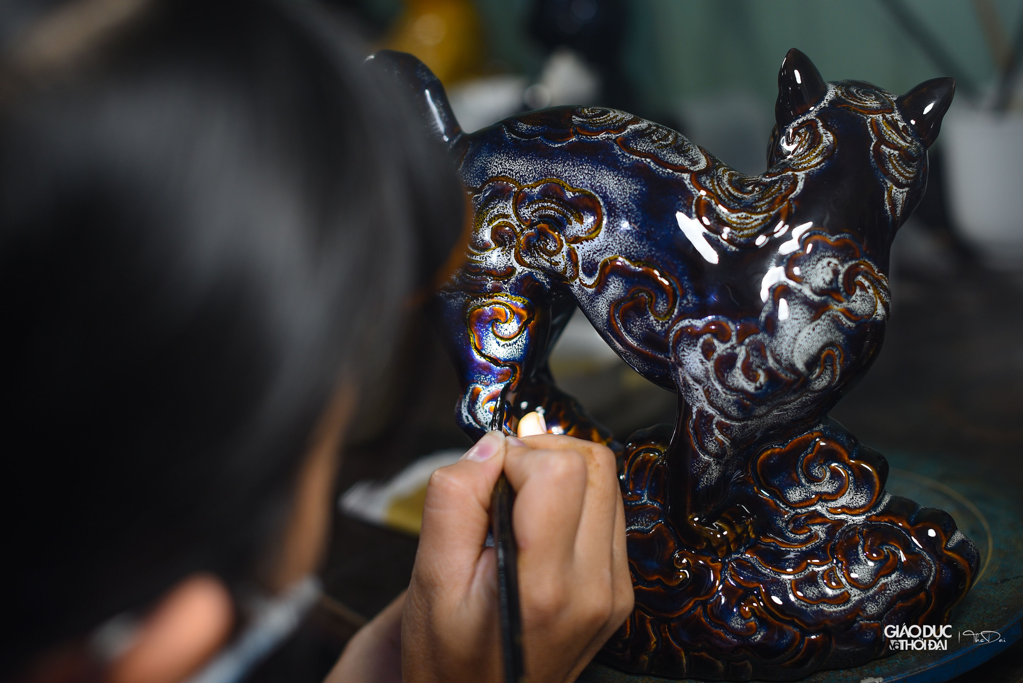 Sau khi vẽ vàng nước, sản phẩm sẽ được nung lần tiếp theo để lên màu của vàng.