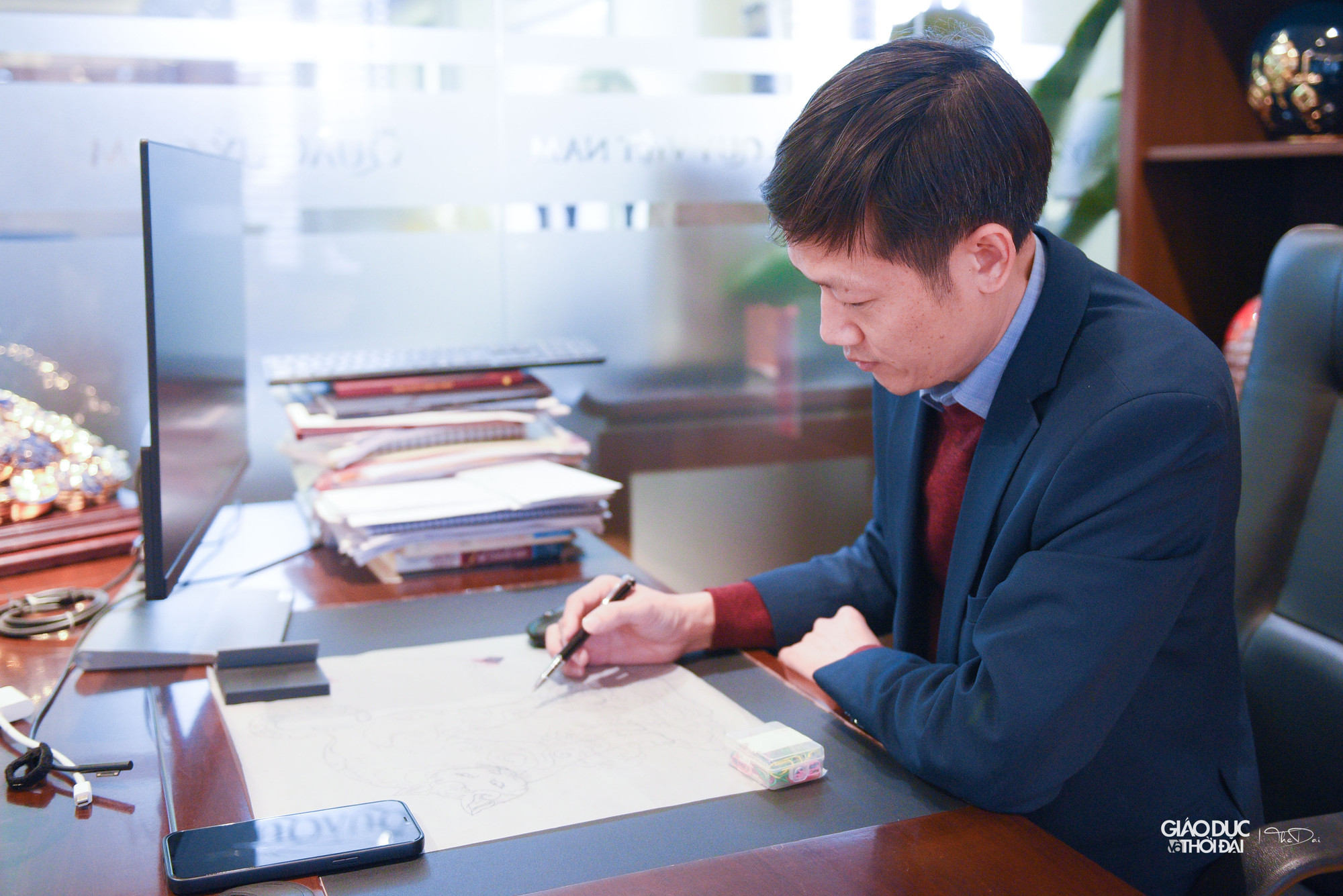 Ông Nguyễn Văn Lực người thai nghén và đưa ra ý tưởng về mẫu Kỳ Linh Quỹ Mão 2023 cho biết, ông và đội ngũ cộng sự đã phải mất nhiều tháng, sau rất nhiều lần sửa đổi, góp ý để cho ra được bản phác thảo sản phẩm hoàn thiện đầu tiên.