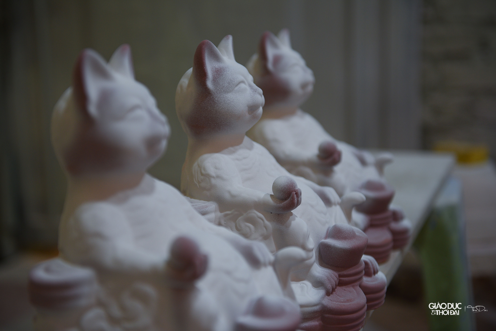 Tất cả các công đoạn đều được nghệ nhân làm hoàn toàn bằng tay, nên mỗi sản phẩm hoàn thành sẽ những nét riêng.