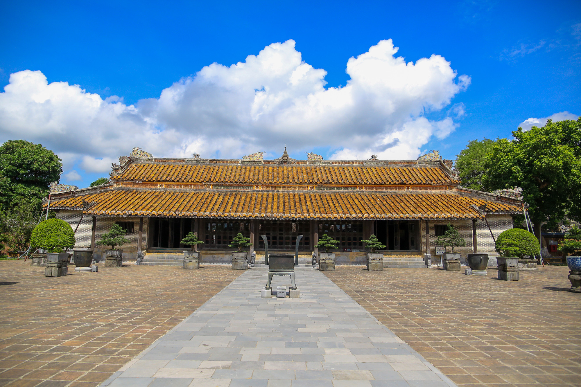 Bên trong Khiêm Cung Môn là Điện Hòa Khiêm để vua làm việc, nay là chính tẩm thờ vua. Hai bên tả, hữu là Pháp Khiêm Vu và Lễ Khiêm Vu dành cho các quan văn võ theo hầu. Bên trong Khiêm Cung Môn là Điện Hòa Khiêm để vua làm việc, nay là chính tẩm thờ vua. Hai bên tả, hữu là Pháp Khiêm Vu và Lễ Khiêm Vu dành cho các quan văn võ theo hầu.