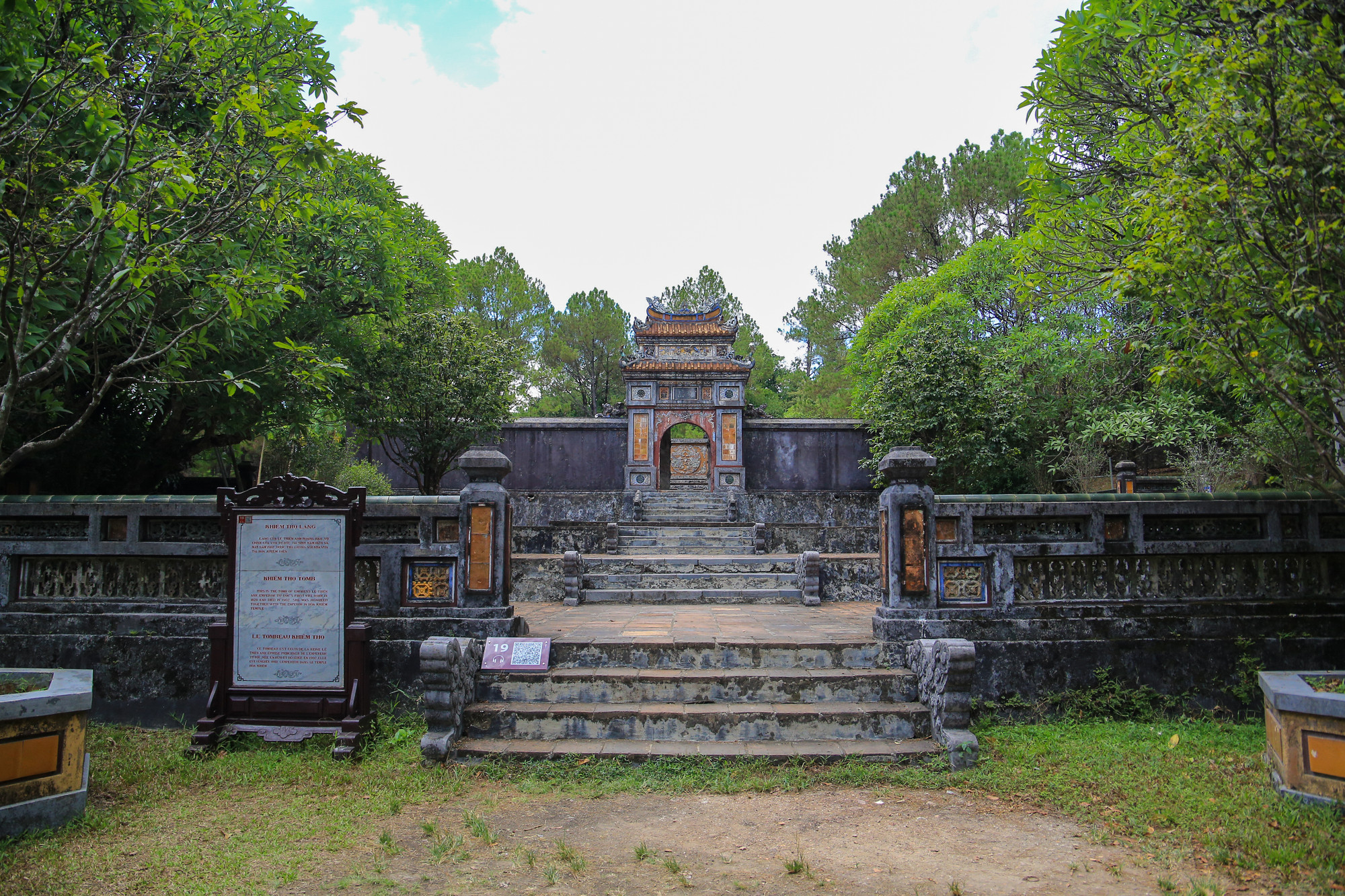 Khiêm Thọ Lăng là nơi chôn cất Lệ Thiên Anh Hoàng hậu (1828 - 1902) - vợ vua Tự Đức. Lăng có cấu trúc với bốn tầng nền, tầng trên cùng là nơi đặt mộ phần, gồm hai lớp tường thành. Khiêm Thọ Lăng là nơi chôn cất Lệ Thiên Anh Hoàng hậu (1828 - 1902) - vợ vua Tự Đức. Lăng có cấu trúc với bốn tầng nền, tầng trên cùng là nơi đặt mộ phần, gồm hai lớp tường thành.