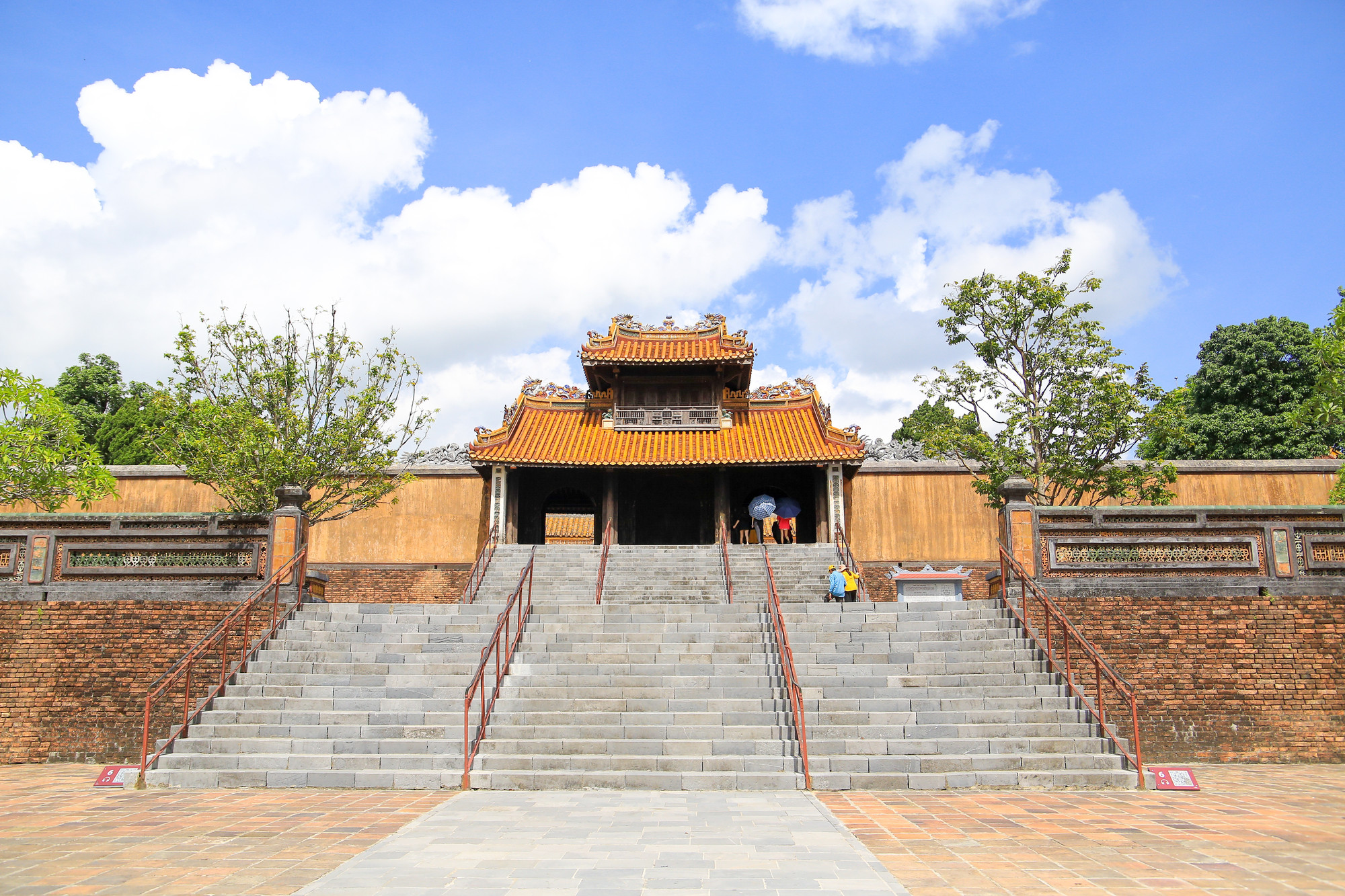 Khiêm Cung Môn - công trình hai tầng dạng vọng lâu như một thế đối đầu tiên với hồ Lưu Khiêm ở đằng trước. Khiêm Cung Môn - công trình hai tầng dạng vọng lâu như một thế đối đầu tiên với hồ Lưu Khiêm ở đằng trước.