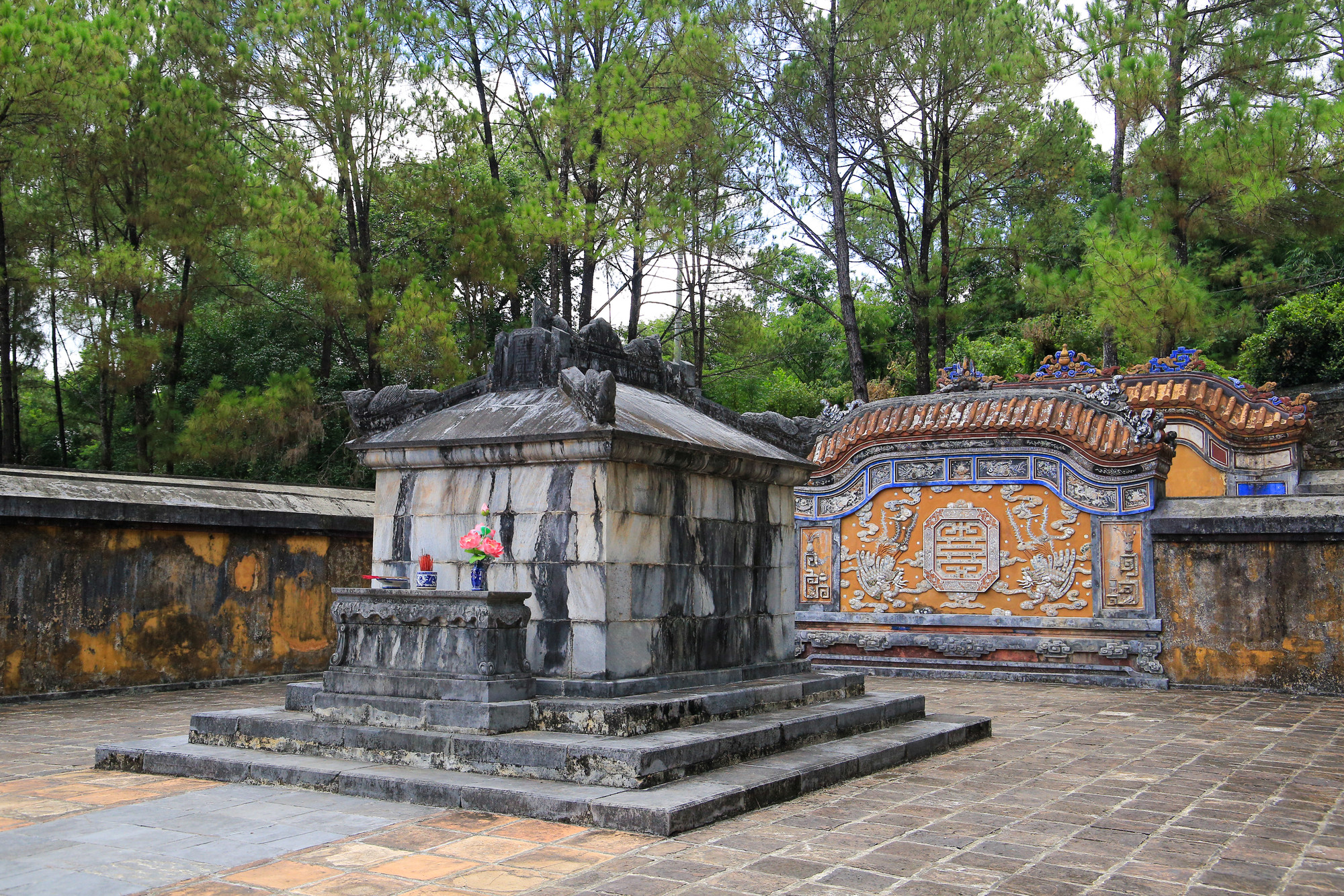 Khiêm Thọ Lăng là nơi chôn cất Lệ Thiên Anh Hoàng hậu (1828 - 1902) - vợ vua Tự Đức. Lăng có cấu trúc với bốn tầng nền, tầng trên cùng là nơi đặt mộ phần, gồm hai lớp tường thành. Khiêm Thọ Lăng là nơi chôn cất Lệ Thiên Anh Hoàng hậu (1828 - 1902) - vợ vua Tự Đức. Lăng có cấu trúc với bốn tầng nền, tầng trên cùng là nơi đặt mộ phần, gồm hai lớp tường thành.