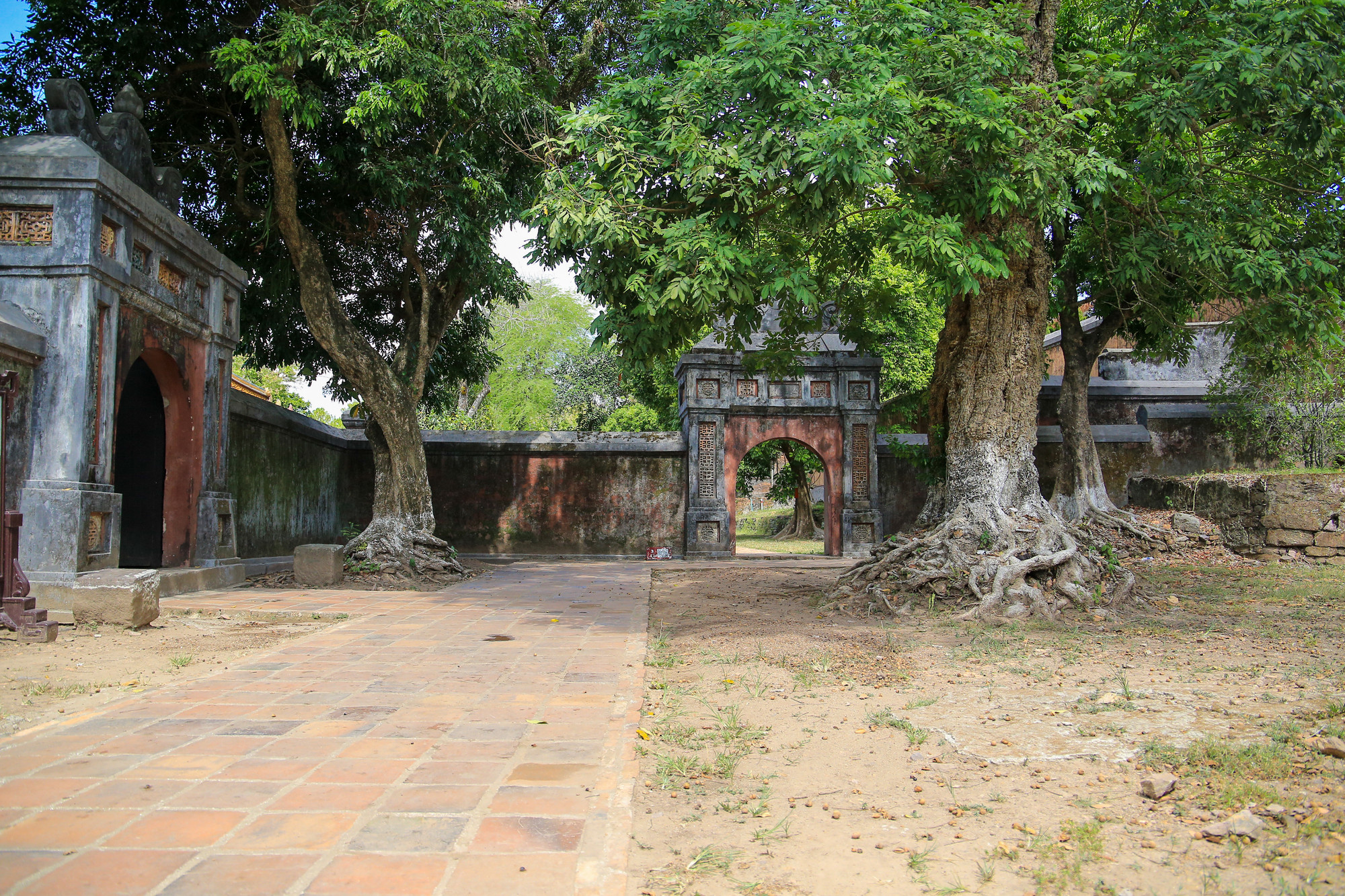 Theo tài liệu, lúc mới xây dựng, vua Tự Đức đặt tên là Khiêm Cung, sau khi ông băng hà, lăng được đổi tên thành Khiêm Lăng. Theo tài liệu, lúc mới xây dựng, vua Tự Đức đặt tên là Khiêm Cung, sau khi ông băng hà, lăng được đổi tên thành Khiêm Lăng.