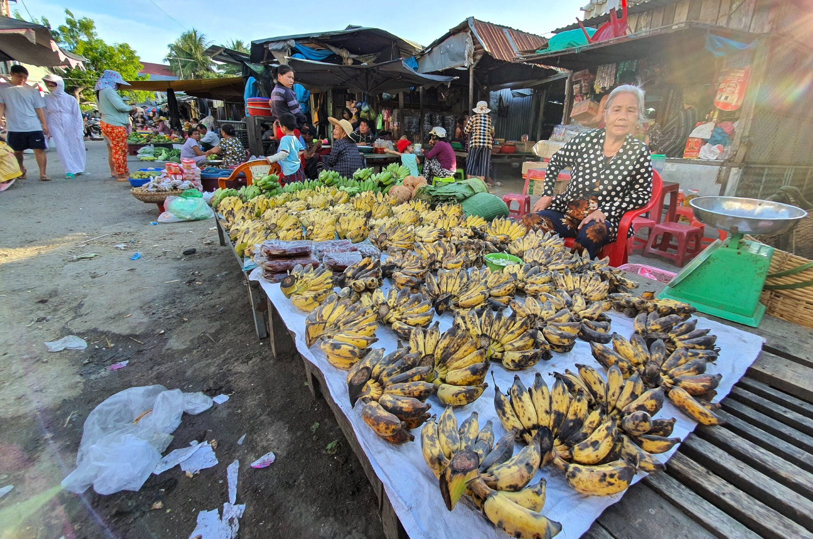 Ghé thăm chợ, bạn sẽ được tận hưởng một không khí chợ quê đúng nghĩa với những người dân thân thiện, thật thà, hiếu khách. Đi chợ không cần phải mặc cả, vì người bán hàng không nói thách giá.