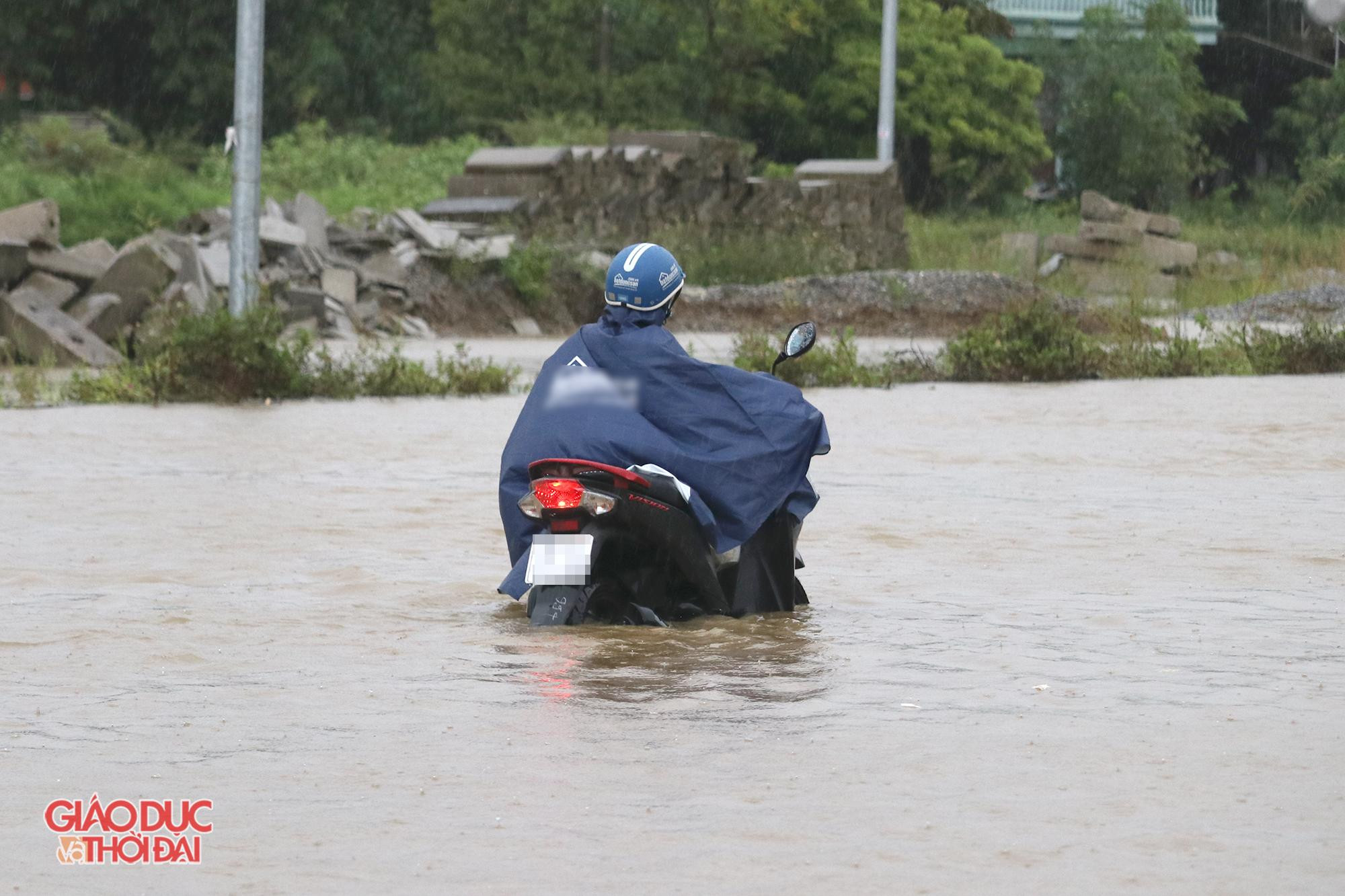 Nhiều phương tiện bị ngập nước chết máy, người dân phải xuống đẩy bộ. Nhiều phương tiện bị ngập nước chết máy, người dân phải xuống đẩy bộ.