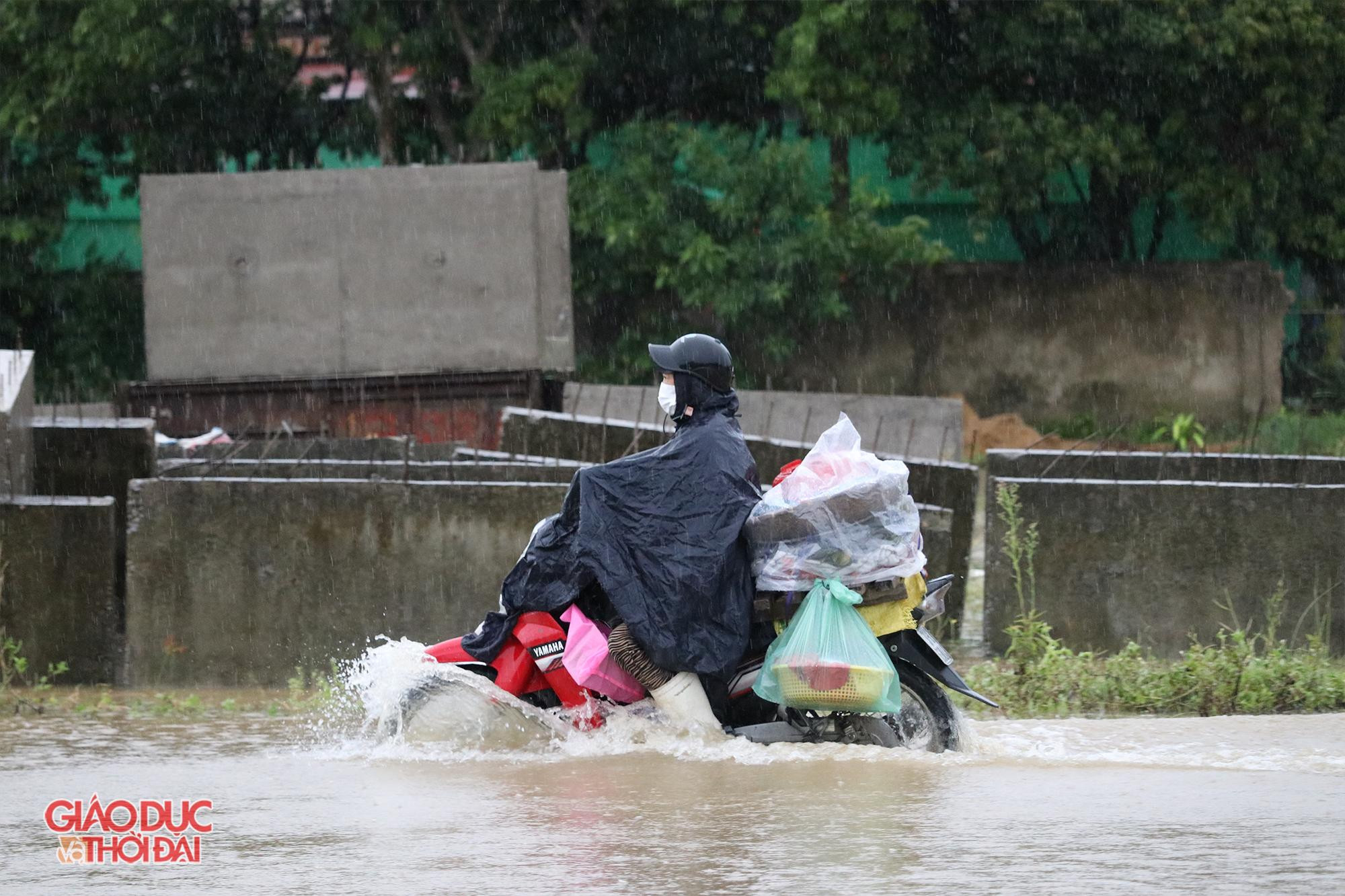 Người dân mưu sinh trong cơn mưa tầm tã. Người dân mưu sinh trong cơn mưa tầm tã.