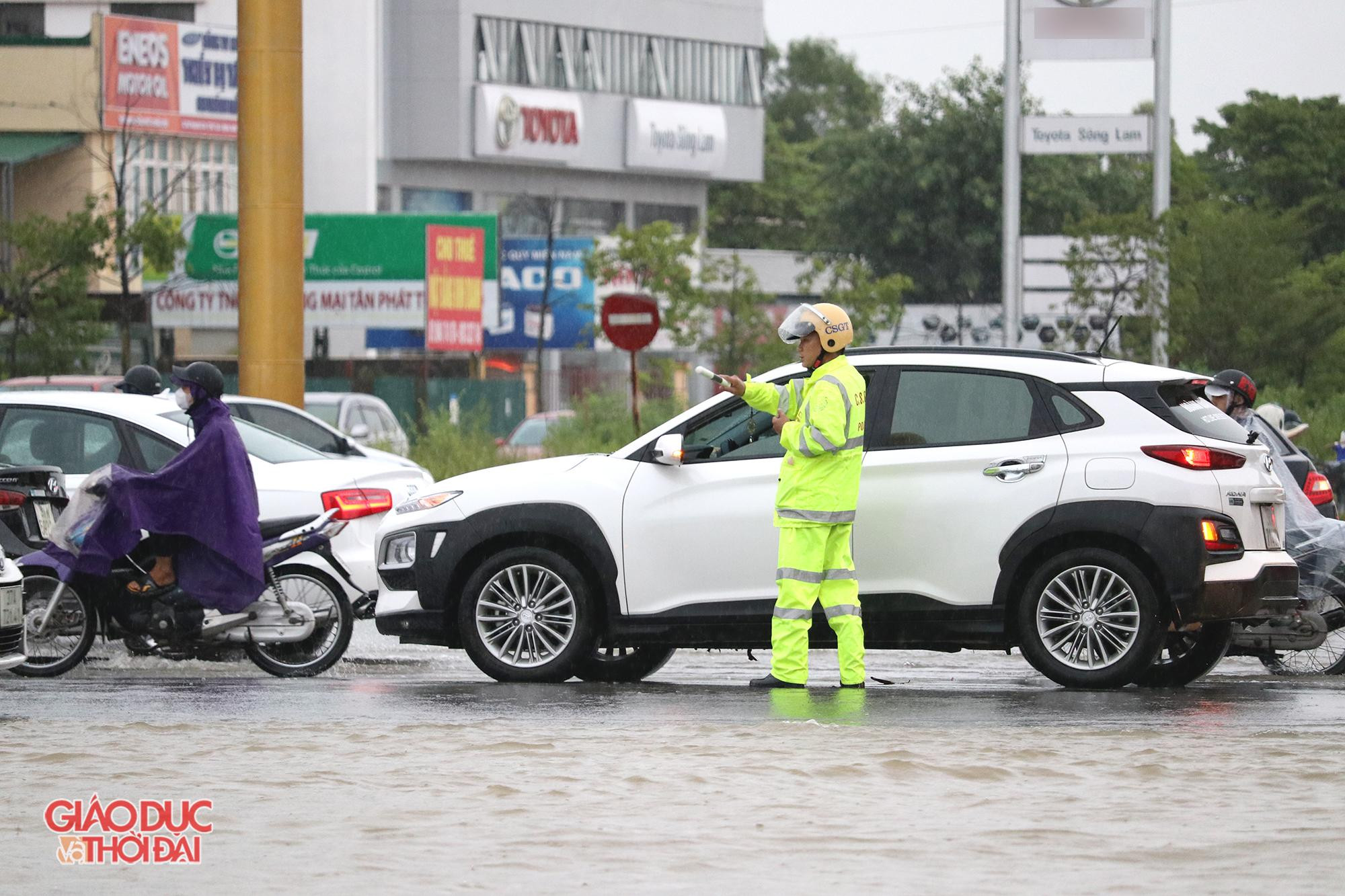 Lực lượng Cảnh sát giao thông phân luồng giao thông trên đại lộ Lênin. Lực lượng Cảnh sát giao thông phân luồng giao thông trên đại lộ Lênin.