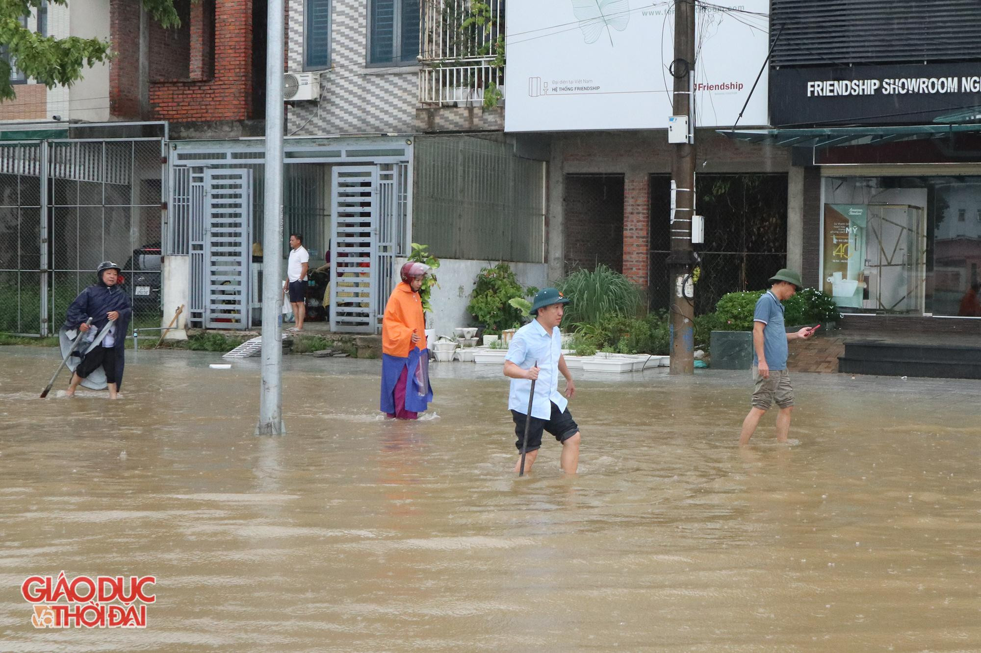 Đến 10h30 trưa nay, trời vẫn tiếp tục mưa to và chưa có dấu hiệu dừng lại, đường phố thành Vinh tiếp tục ngập úng. Theo dự báo, từ nay đến ngày 11/9, trên địa bàn tỉnh Nghệ An vẫn tiếp tục có mưa to, có nơi mưa rất to và dông. Tổng lượng mưa đạt 70-150mm, có nơi cao hơn 180mm như thành phố Vinh, thị xã Cửa Lò, huyện Quỳnh Lưu, Diễn Châu, Yên Thành, Nghi Lộc, Hưng Nguyên, Thanh Chương, Nam Đàn, Nghĩa Đàn... Đến 10h30 trưa nay, trời vẫn tiếp tục mưa to và chưa có dấu hiệu dừng lại, đường phố thành Vinh tiếp tục ngập úng. Theo dự báo, từ nay đến ngày 11/9, trên địa bàn tỉnh Nghệ An vẫn tiếp tục có mưa to, có nơi mưa rất to và dông. Tổng lượng mưa đạt 70-150mm, có nơi cao hơn 180mm như thành phố Vinh, thị xã Cửa Lò, huyện Quỳnh Lưu, Diễn Châu, Yên Thành, Nghi Lộc, Hưng Nguyên, Thanh Chương, Nam Đàn, Nghĩa Đàn...