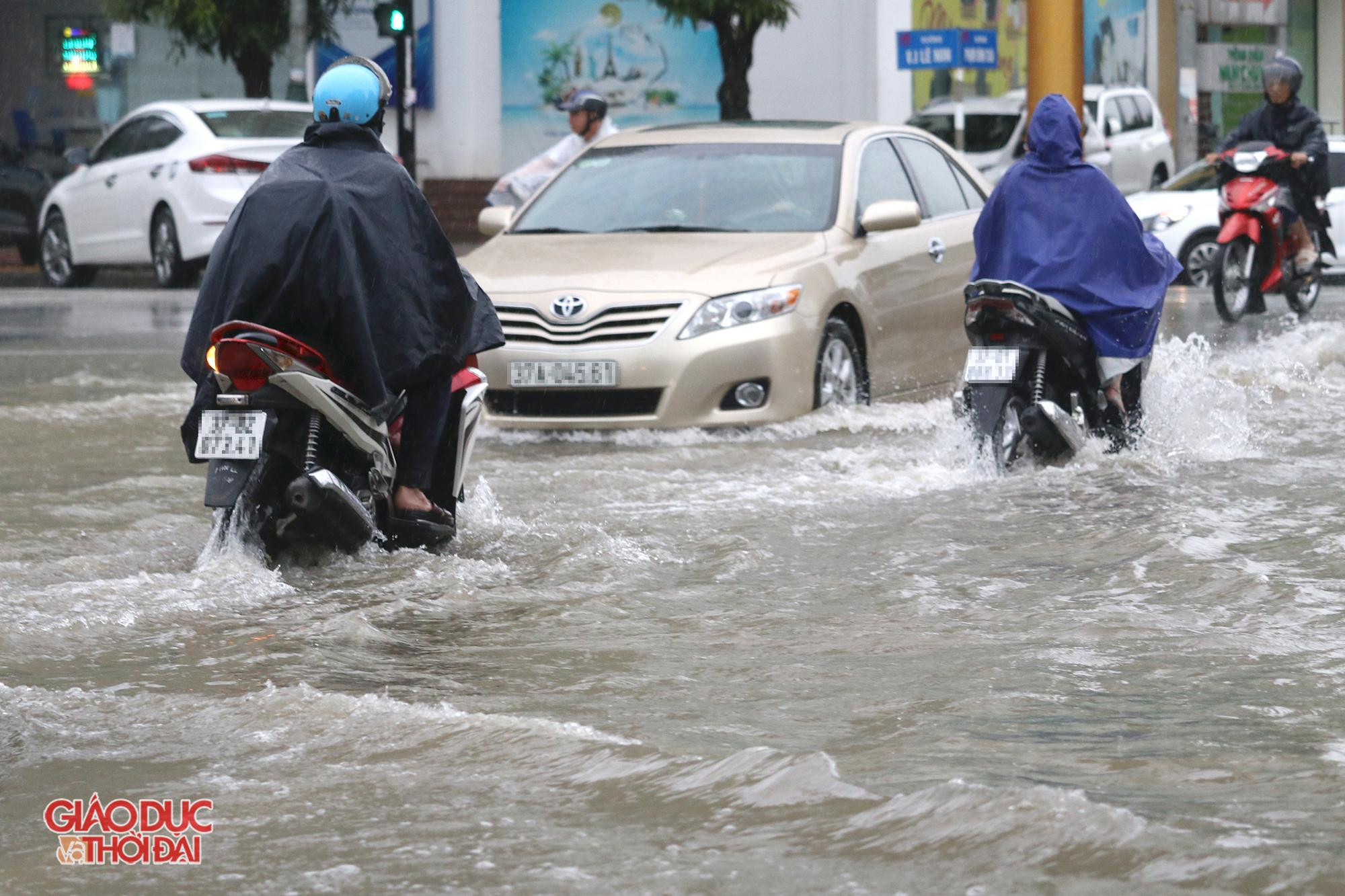 Đại lộ Lênin ngập nặng, có đoạn sâu hơn nửa mét. Các phương tiện giao thông di chuyển rất khó khăn khi đi qua tuyến đường này. Đại lộ Lênin ngập nặng, có đoạn sâu hơn nửa mét. Các phương tiện giao thông di chuyển rất khó khăn khi đi qua tuyến đường này.