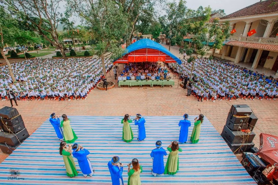 Nhà trường thường xuyên xây dựng, tổ chức nhiều hoạt động trải nghiệm bổ ích. Nhà trường thường xuyên xây dựng, tổ chức nhiều hoạt động trải nghiệm bổ ích.