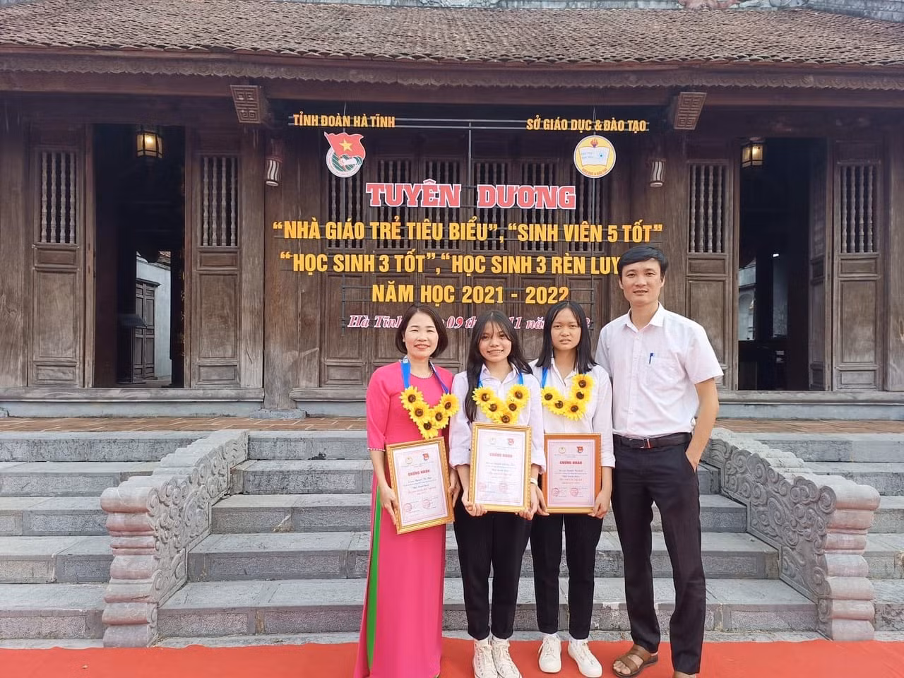 Giáo viên và học sinh trường THPT Đồng Lộc đạt danh hiệu Nhà giáo trẻ tiêu biểu, Học sinh 3 tốt năm học 2021 - 2022 cấp tỉnh. Giáo viên và học sinh trường THPT Đồng Lộc đạt danh hiệu Nhà giáo trẻ tiêu biểu, Học sinh 3 tốt năm học 2021 - 2022 cấp tỉnh.