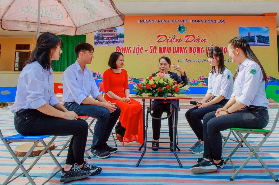 Học sinh trường THPT Đồng Lộc trò chuyện với anh hùng La Thị Tám. Học sinh trường THPT Đồng Lộc trò chuyện với anh hùng La Thị Tám.