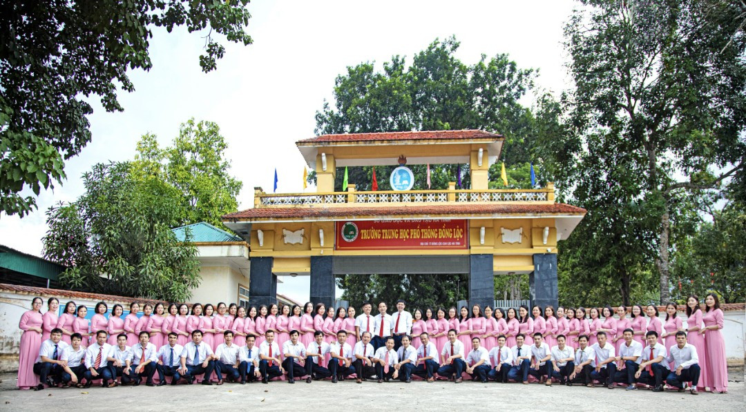 Đội ngũ cán bộ, giáo viên trường THPT Đồng Lộc (huyện Can Lộc, Hà Tĩnh).