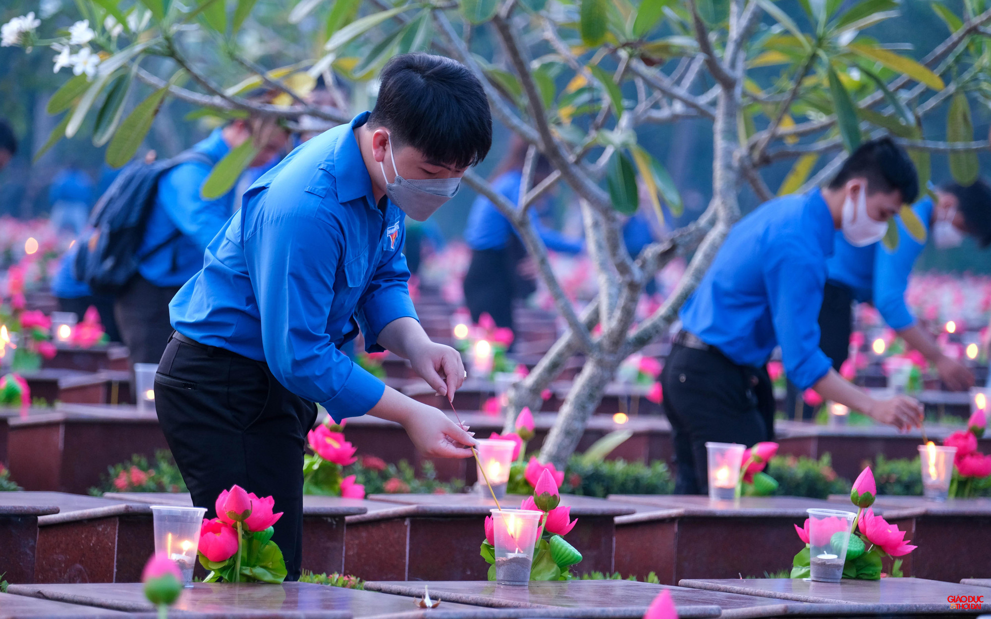 Hơn 1.000 đoàn viên thanh niên tham gia thắp nến tri ân anh hùng liệt sĩ. Hơn 1.000 đoàn viên thanh niên tham gia thắp nến tri ân anh hùng liệt sĩ.