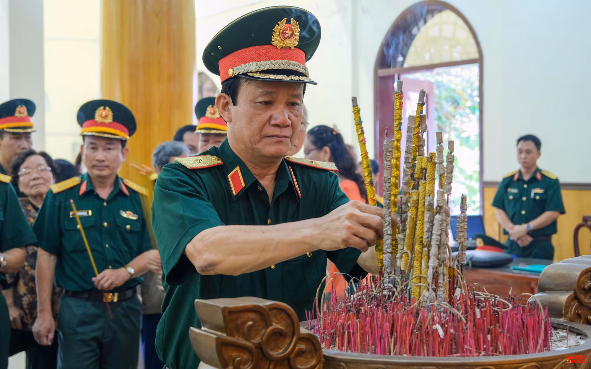 Thiếu tướng Hồ Văn Thái, Chính ủy Quân khu 9 thắp hương tại khu tưởng niệm Chủ tịch Hồ Chí Minh