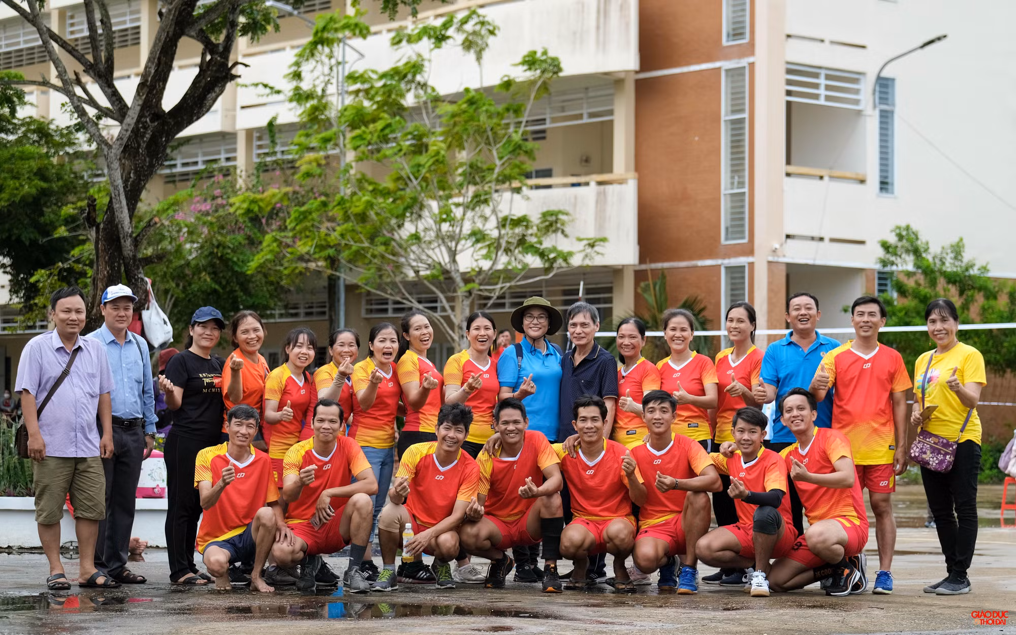 Đội bóng chụp ảnh lưu niệm sau khi kết thúc hội thao.