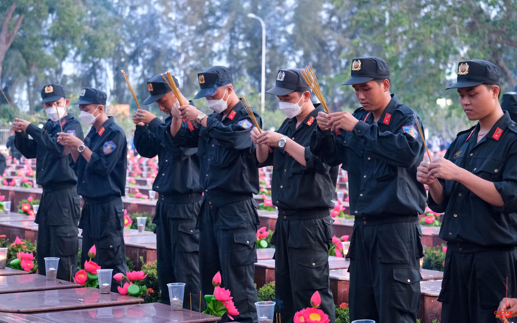 Lực lượng cảnh sát cơ động dành ít phút tri ân các anh hùng, liệt sĩ đã hy sinh vì độc lập, tự do