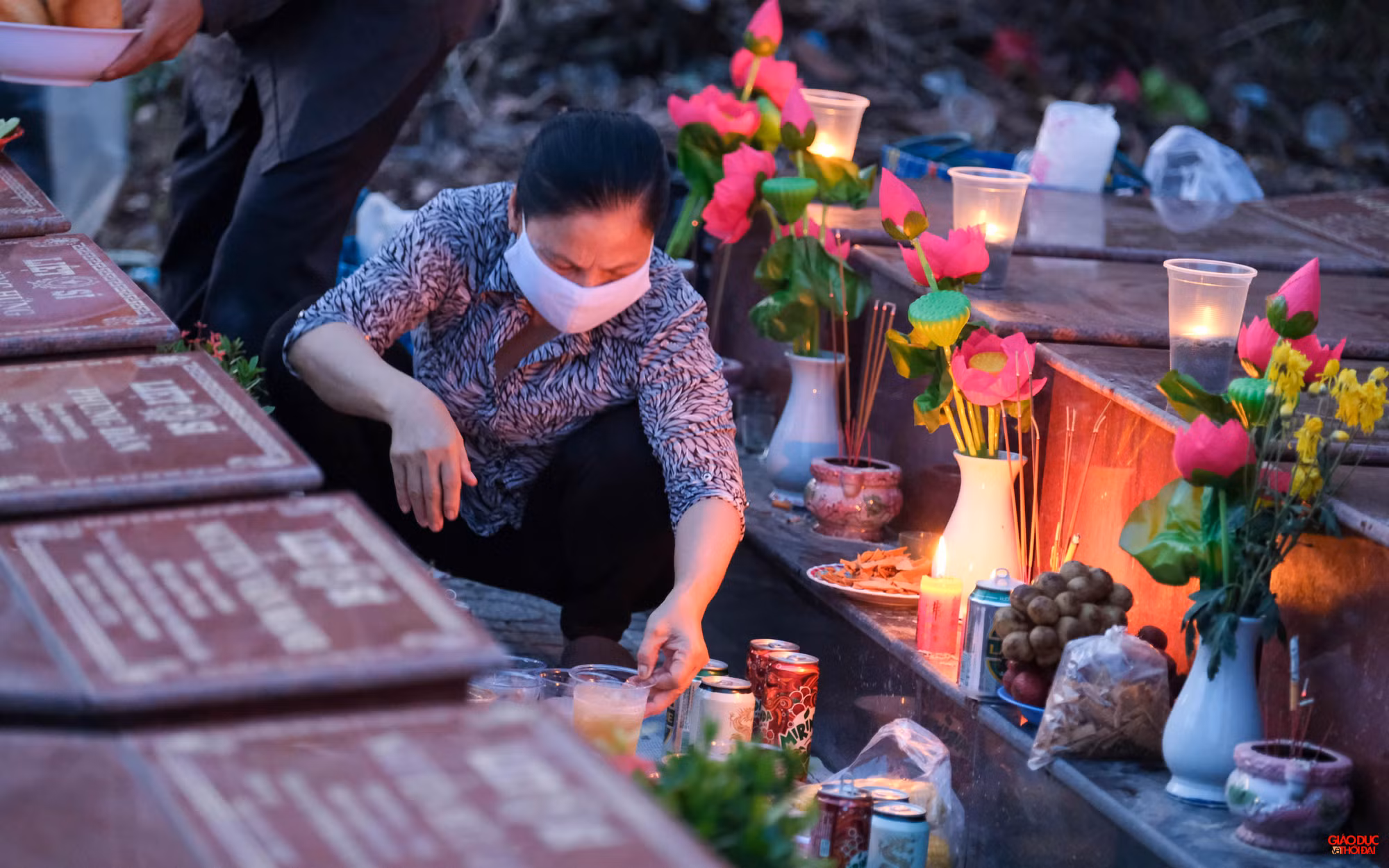 Người dân địa phương đến viếng người thân đã mất trong cuộc chiến dành độc lập tự do cho đất nước.