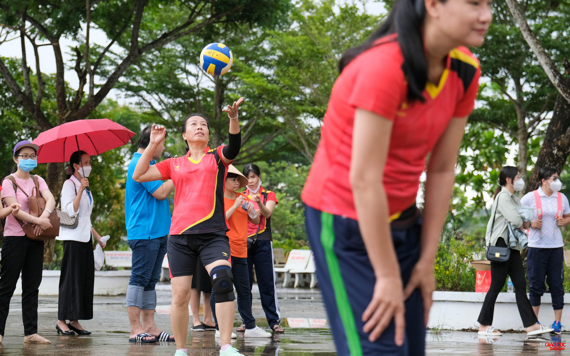 Những pha đi bóng không hề thua kém của các đội bóng chuyền nữ. Những pha đi bóng không hề thua kém của các đội bóng chuyền nữ.