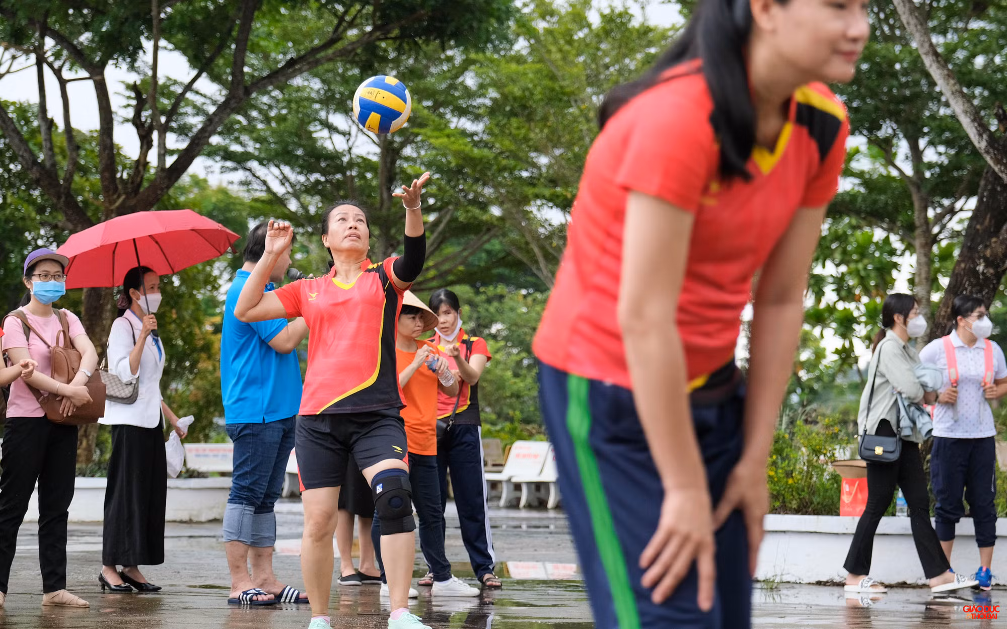 Những pha đi bóng không hề thua kém của các đội bóng chuyền nữ.