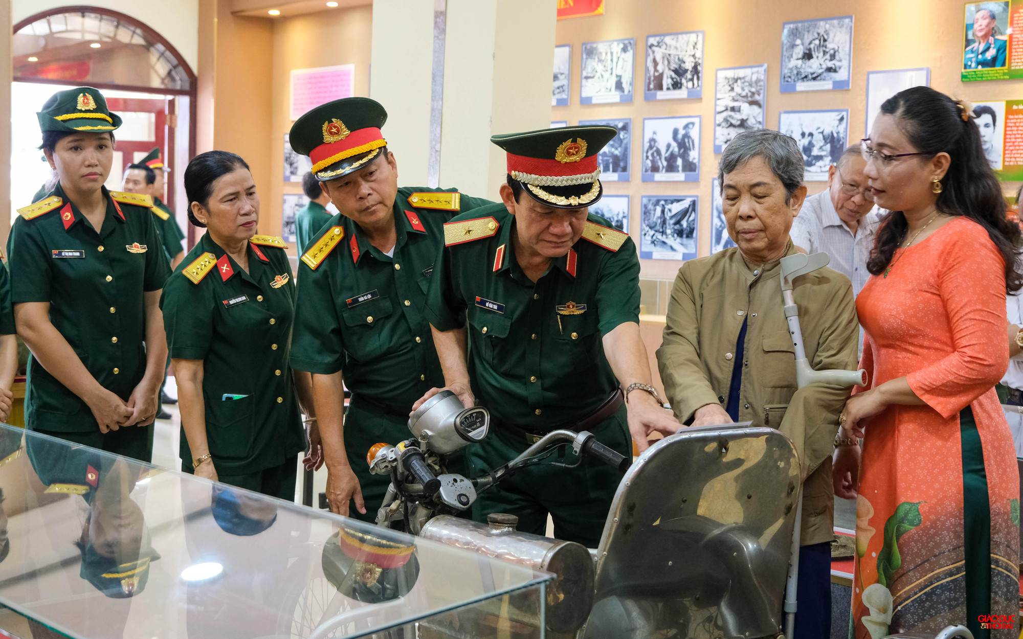 Tại triển lãm, các đại biểu cùng ôn lại những chứng cứ lịch sử thông qua câu chuyện kể của thương binh Lê Hồng Quân cùng hiện vật. Tại triển lãm, các đại biểu cùng ôn lại những chứng cứ lịch sử thông qua câu chuyện kể của thương binh Lê Hồng Quân cùng hiện vật.