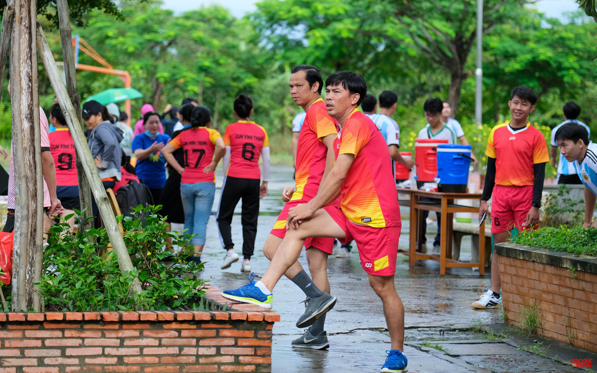 Vận động viên khởi động trước khi ra sân thi đấu.