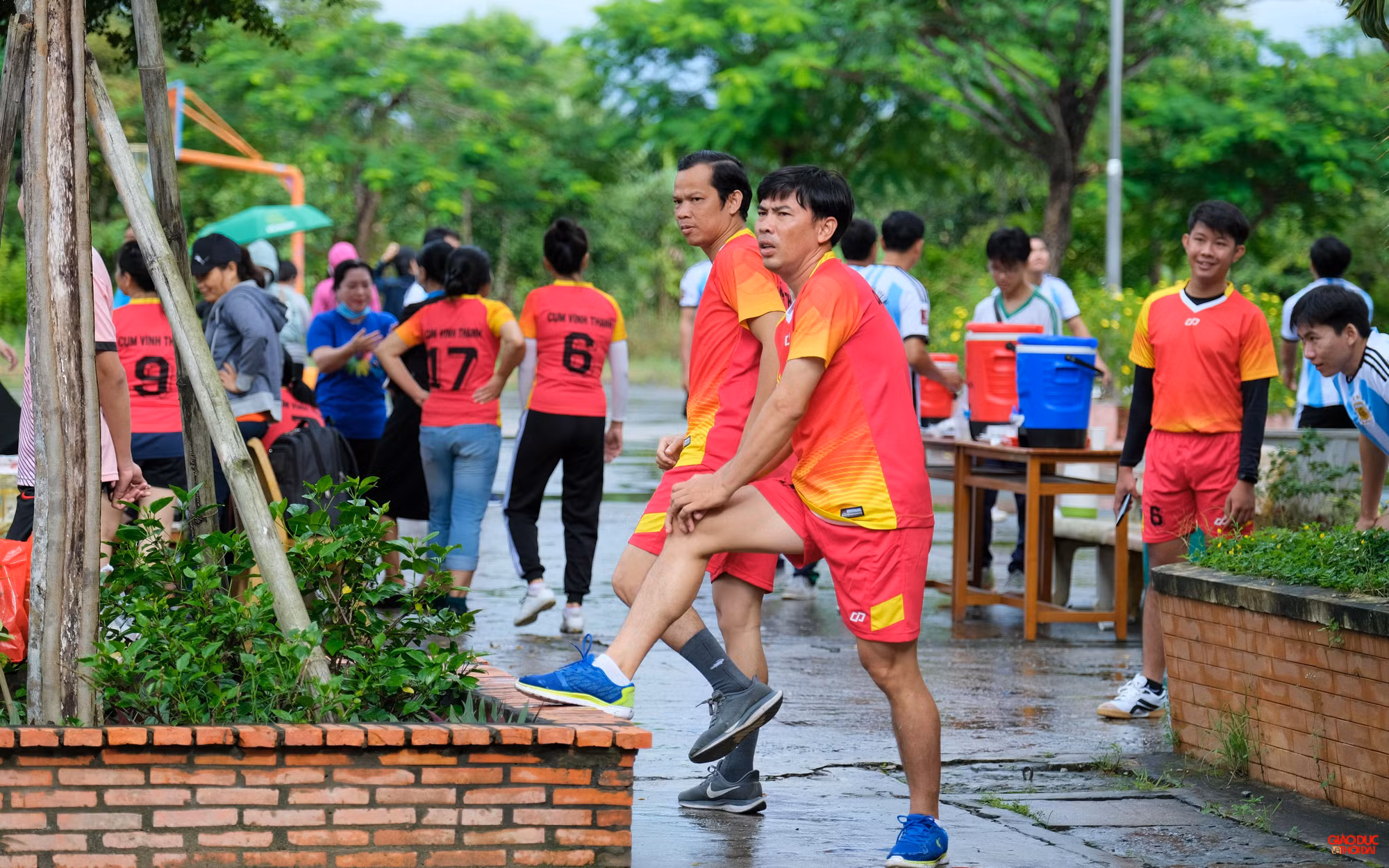 Vận động viên khởi động trước khi ra sân thi đấu.