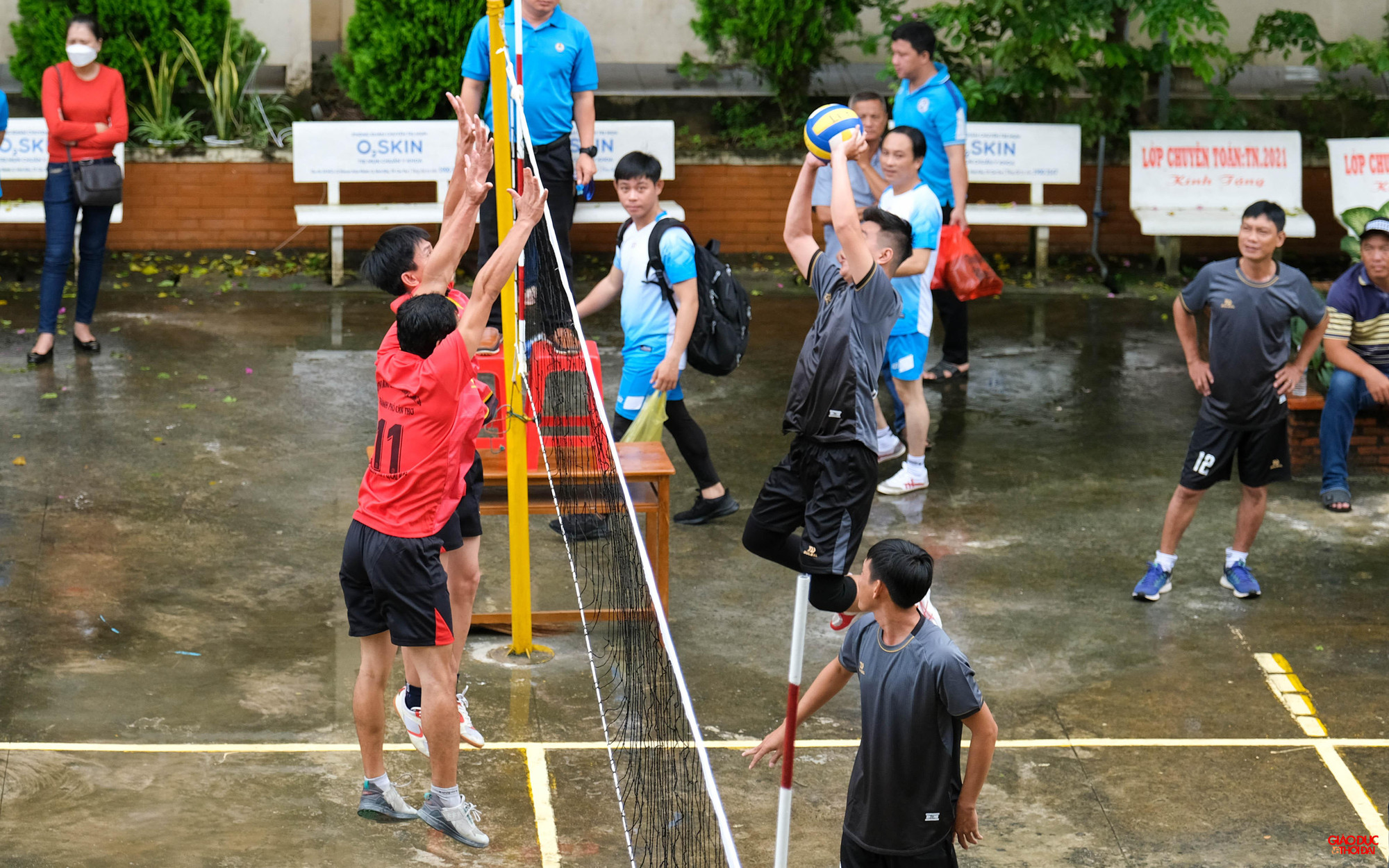Những pha bóng tranh tài giữa các đội bóng nam rất quyết liệt giữa trời mưa lất phất. Những pha bóng tranh tài giữa các đội bóng nam rất quyết liệt giữa trời mưa lất phất.